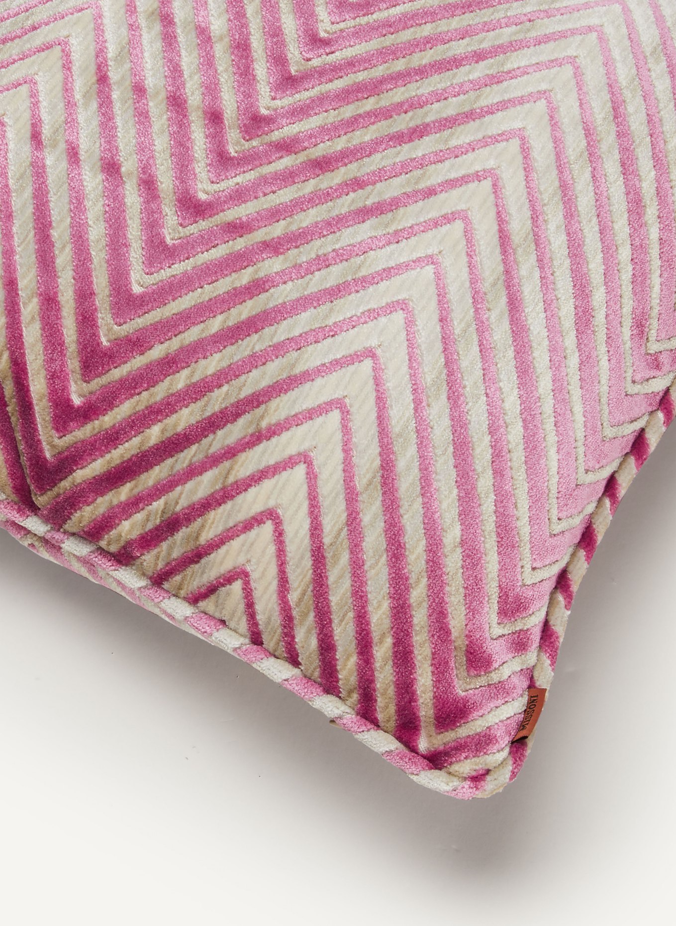 MISSONI Home Dekokissen ZIGGY aus Samt mit Daunenfüllung, Farbe: ROSA/ BEIGE (Bild 3)