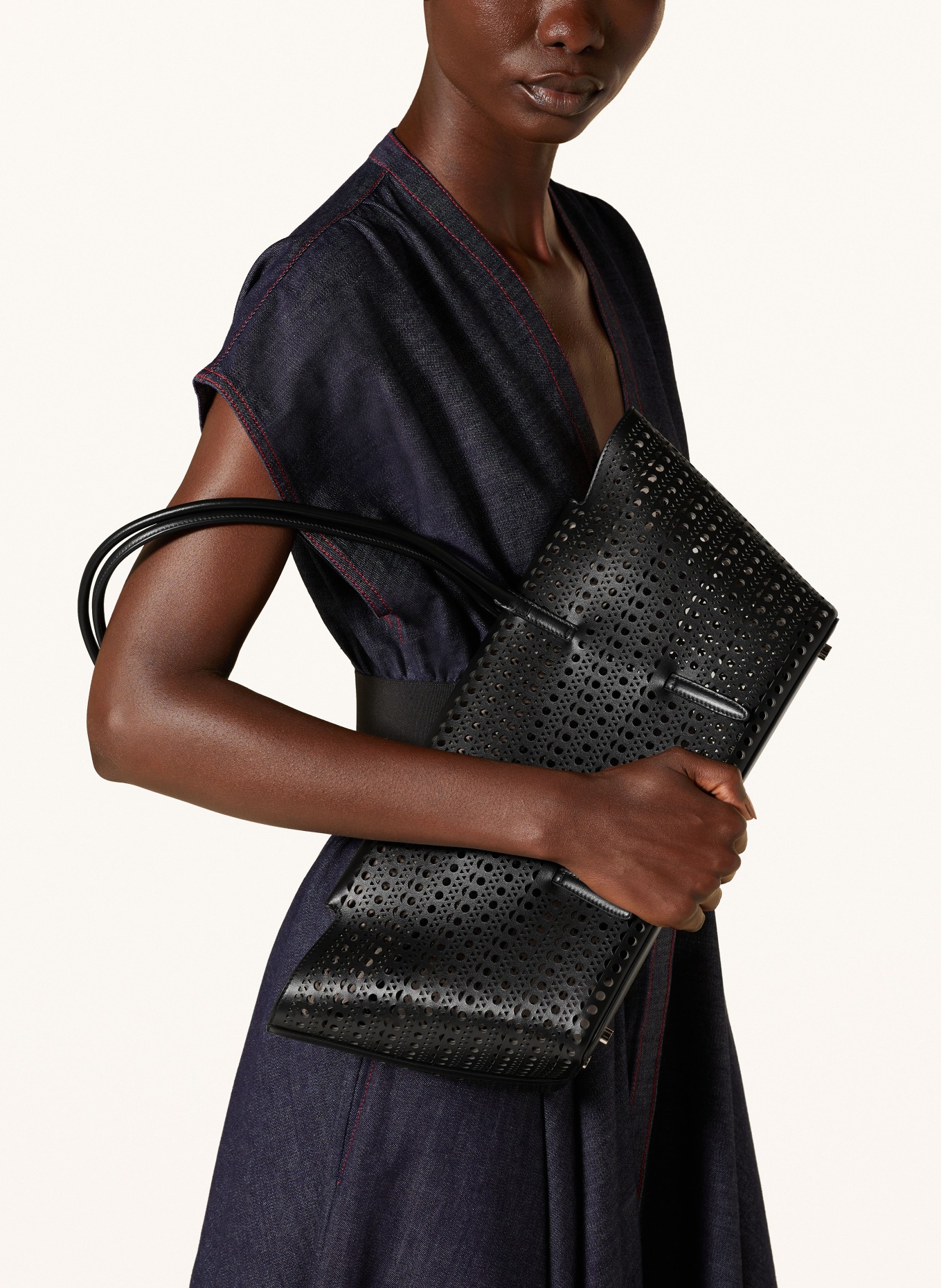 ALAÏA Shopper NEW MINA 32 with pouch, Color: BLACK (Image 4)