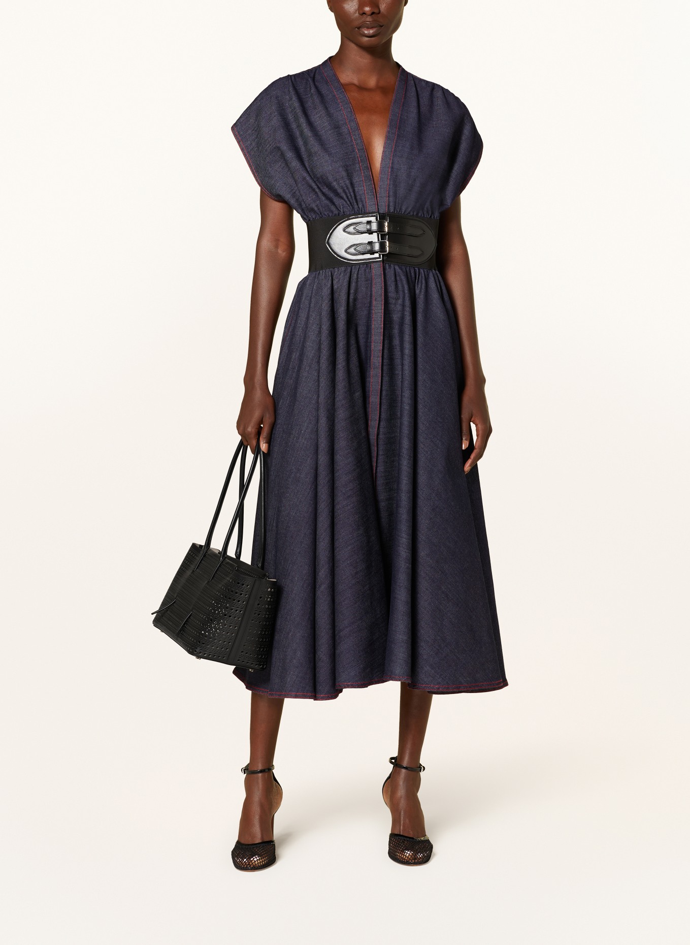 ALAÏA Shopper NEW MINA 32 with pouch, Color: BLACK (Image 5)
