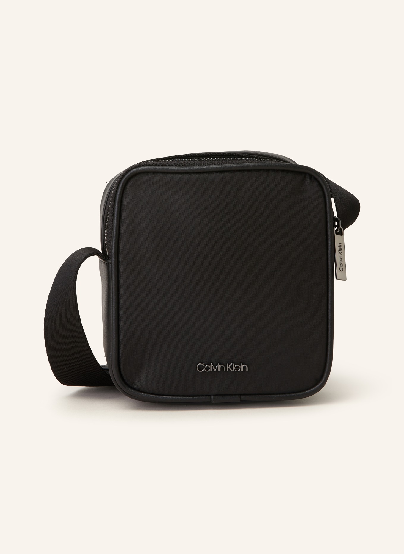 Calvin Klein Umhangetasche in schwarz