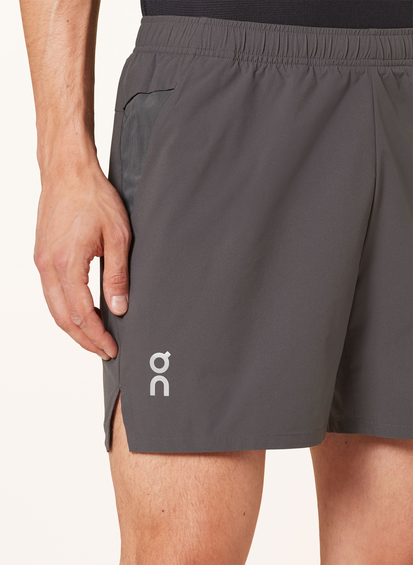 On 2-in-1-Laufshorts ESSENTIAL, Farbe: DUNKELGRAU (Bild 5)