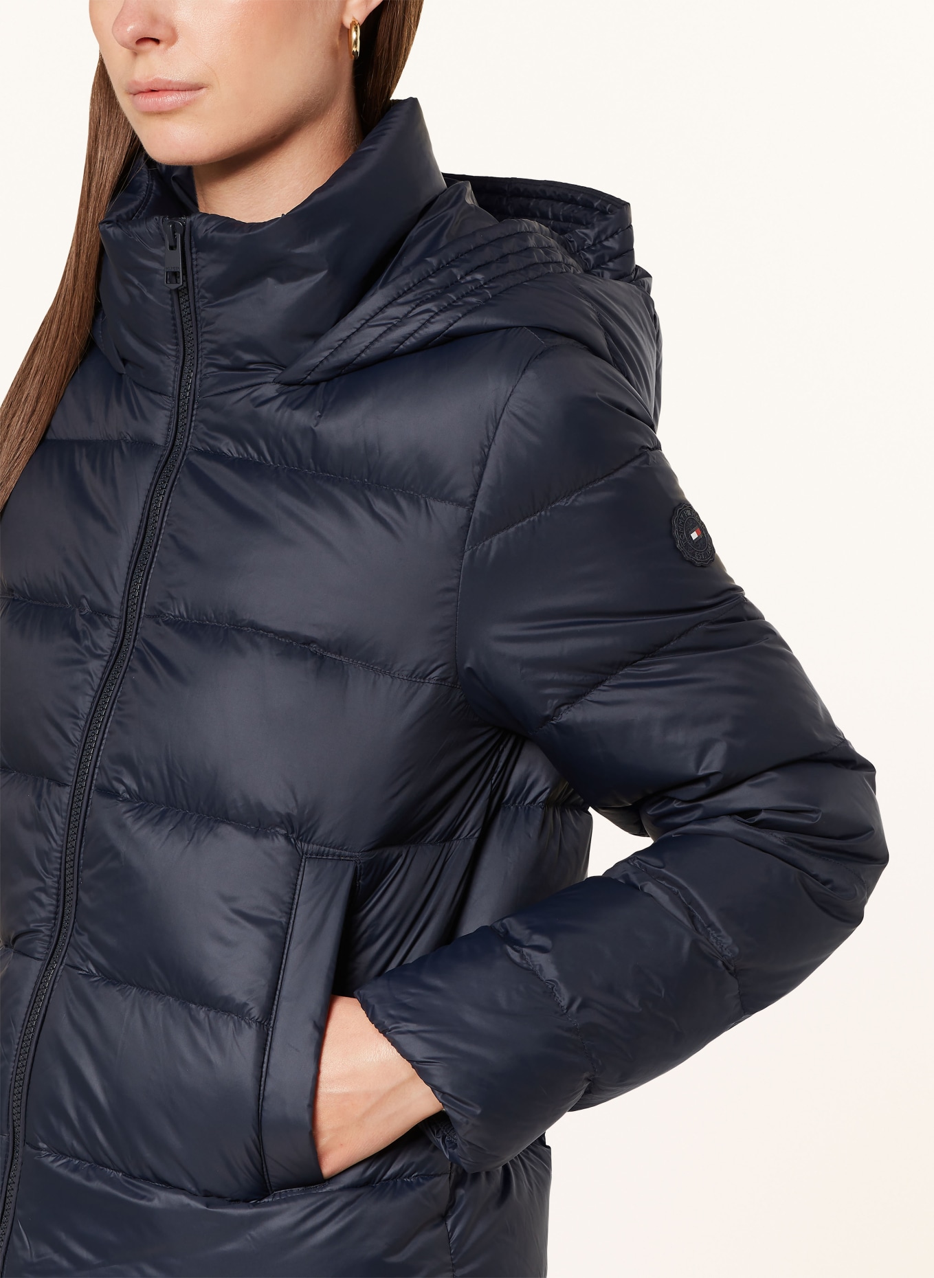 TOMMY HILFIGER Péřová bunda: TMAVĚ MODRÁ