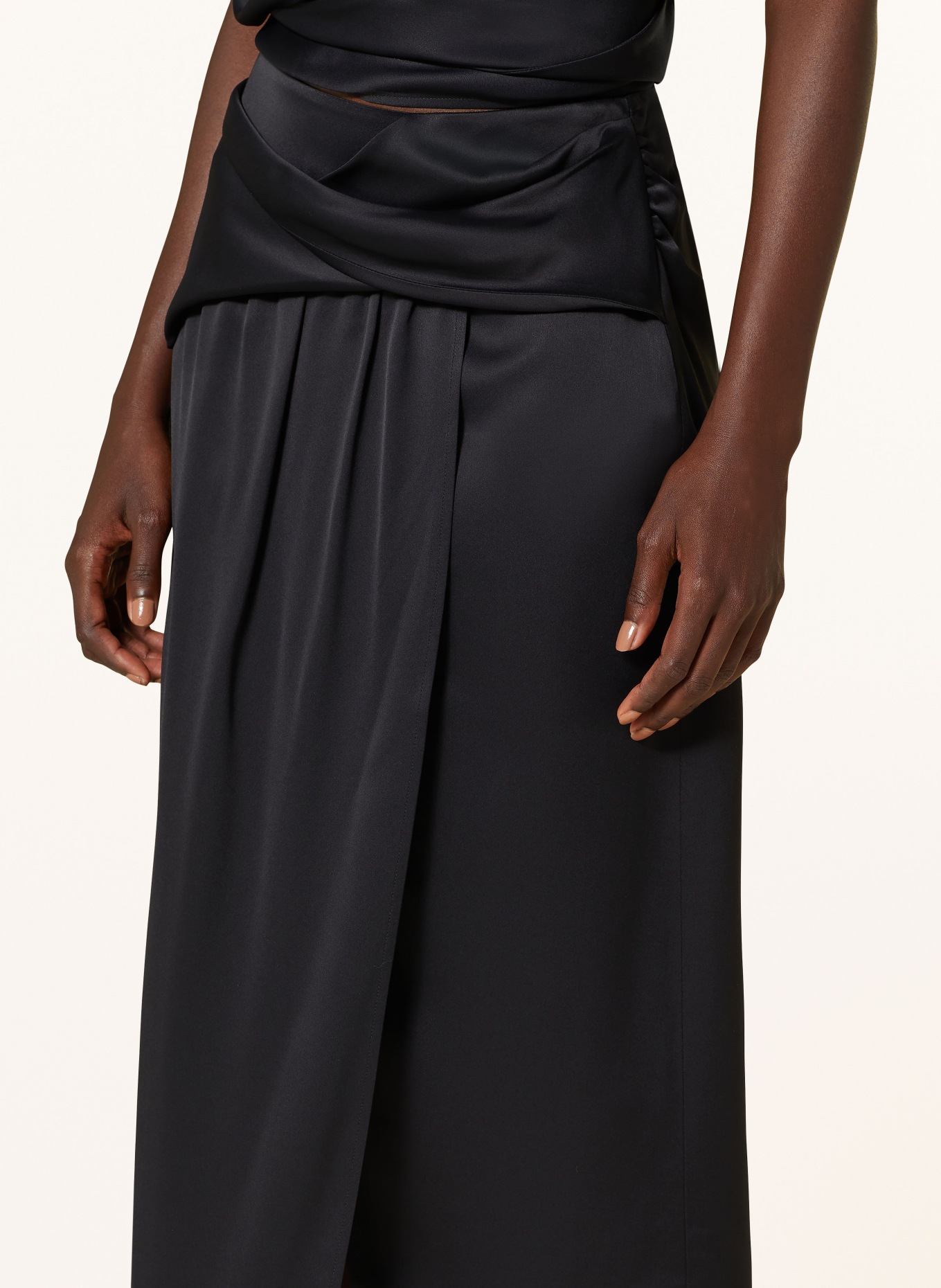 JW ANDERSON Satinrock in Wickeloptik: SCHWARZ
