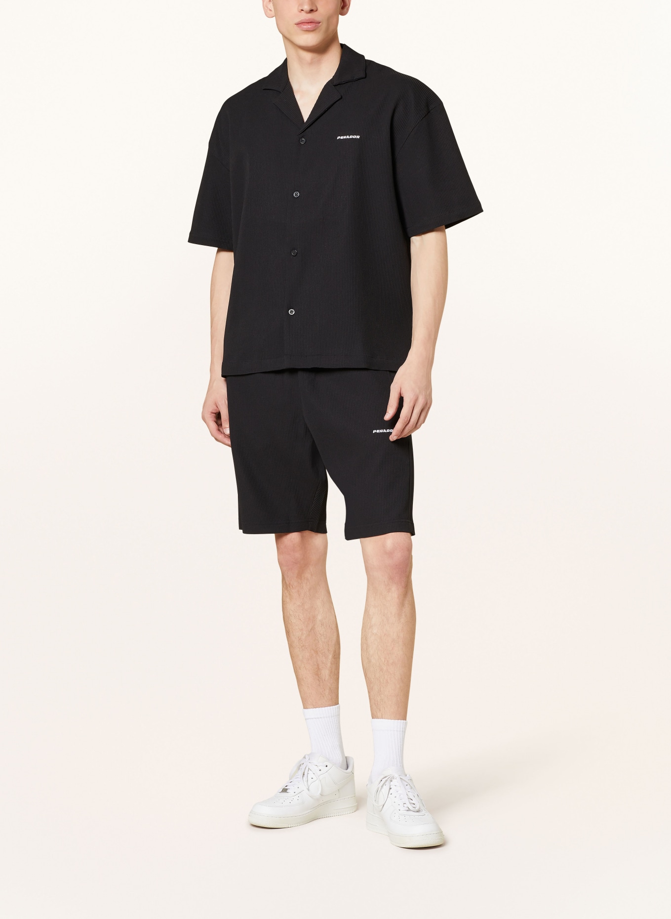 PEGADOR Koszula z klapami TROY comfort fit z plisami, Kolor: CZARNY (Obrazek 2)