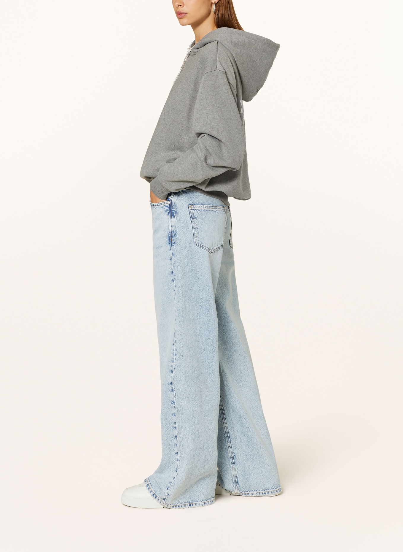 GUESS Hoodie mit Schmucksteinen: GRAU