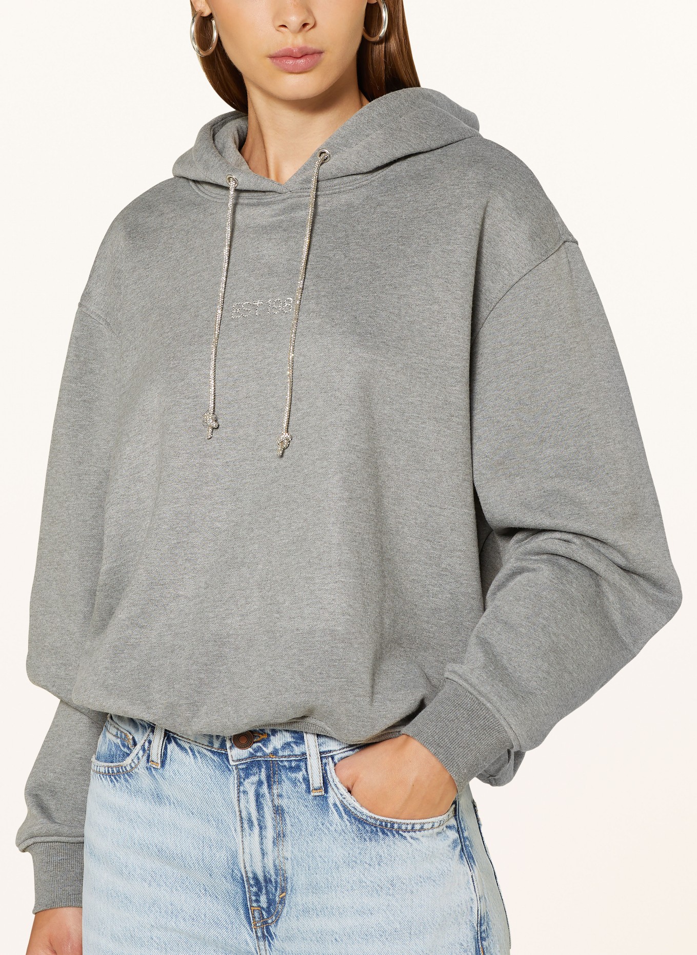 GUESS Hoodie mit Schmucksteinen: GRAU