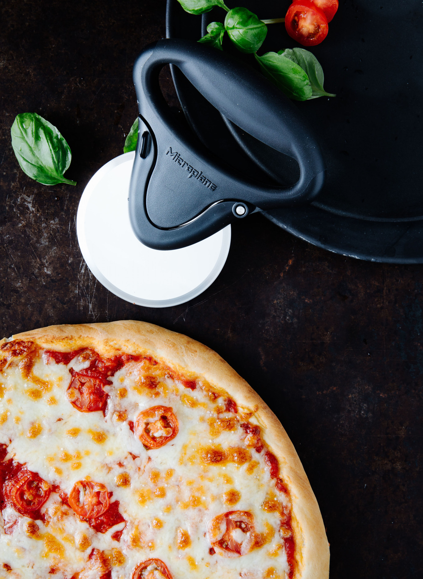 Microplane Pizza cutter: BLACK / SILVER