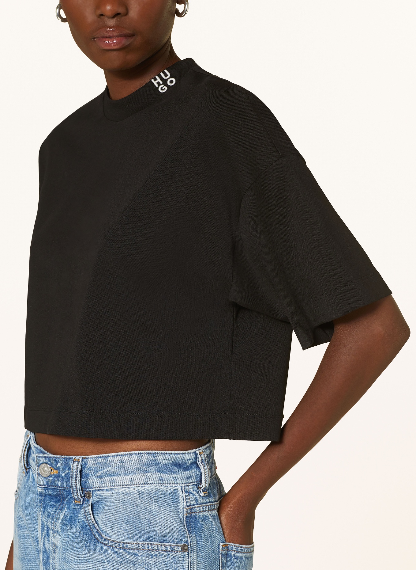 HUGO Cropped tričko DAMELODY: ČERNÁ