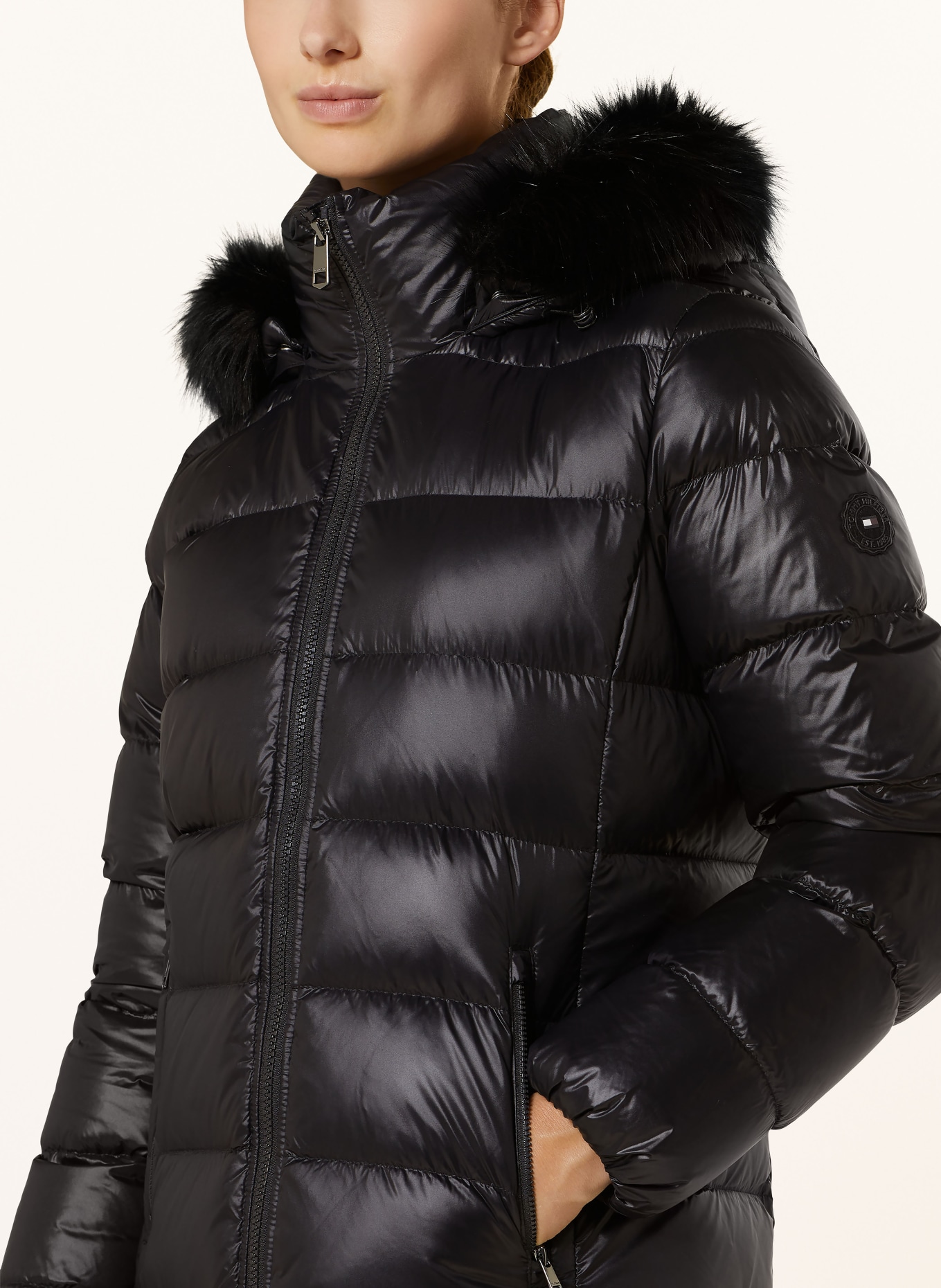 TOMMY HILFIGER Daunenmantel GLOSS DOWN TYRA mit Kunstpelz: SCHWARZ