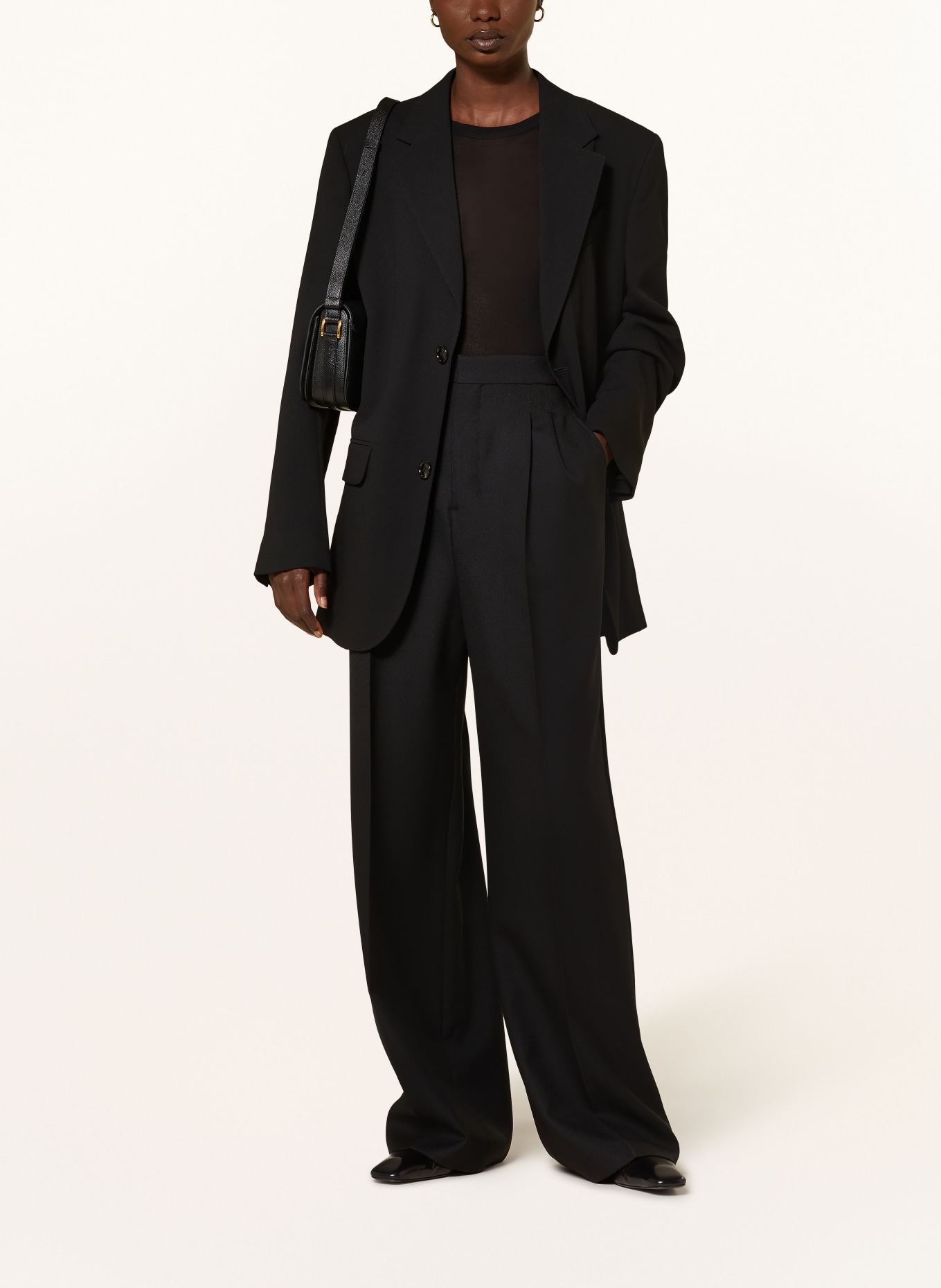 AMI PARIS Marlenehose: SCHWARZ