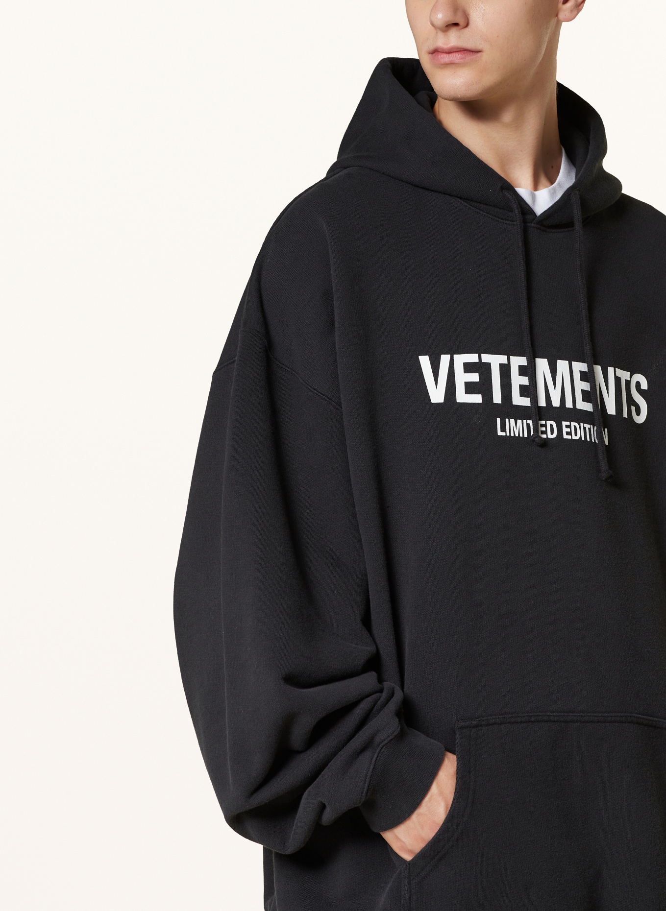 VETEMENTS Oversized hoodie in black white