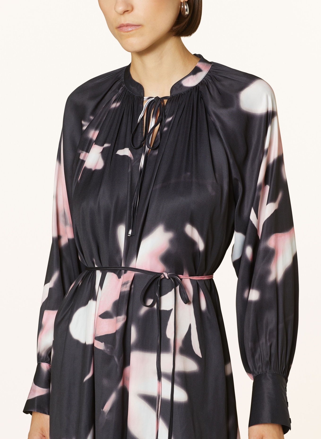 SELECTED Femme Satinkleid: SCHWARZ / WEISS / ROSA