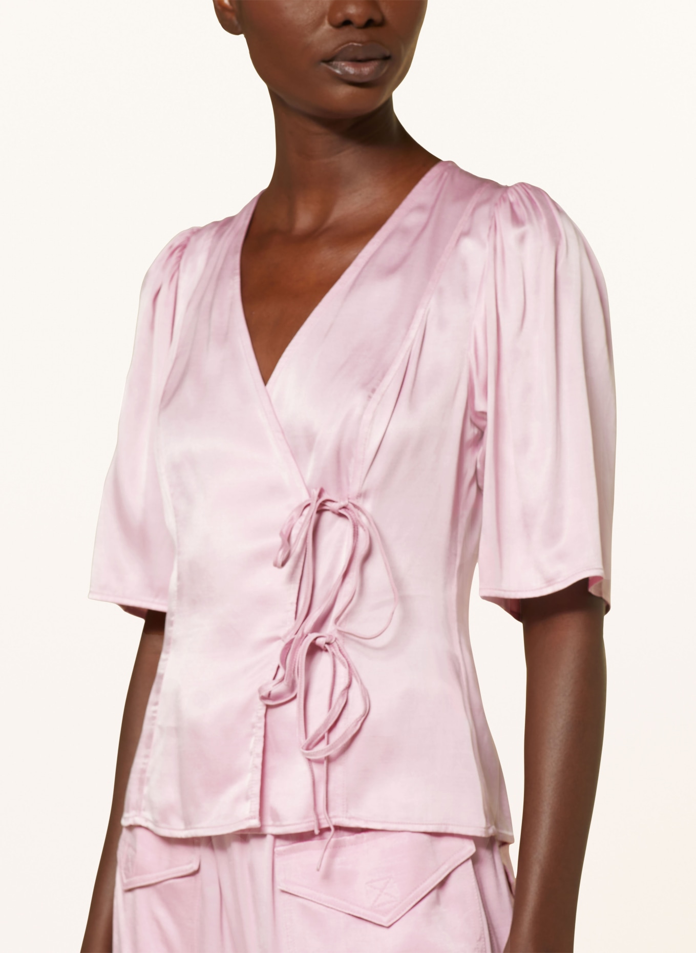 GANNI Satinbluse: ROSÉ