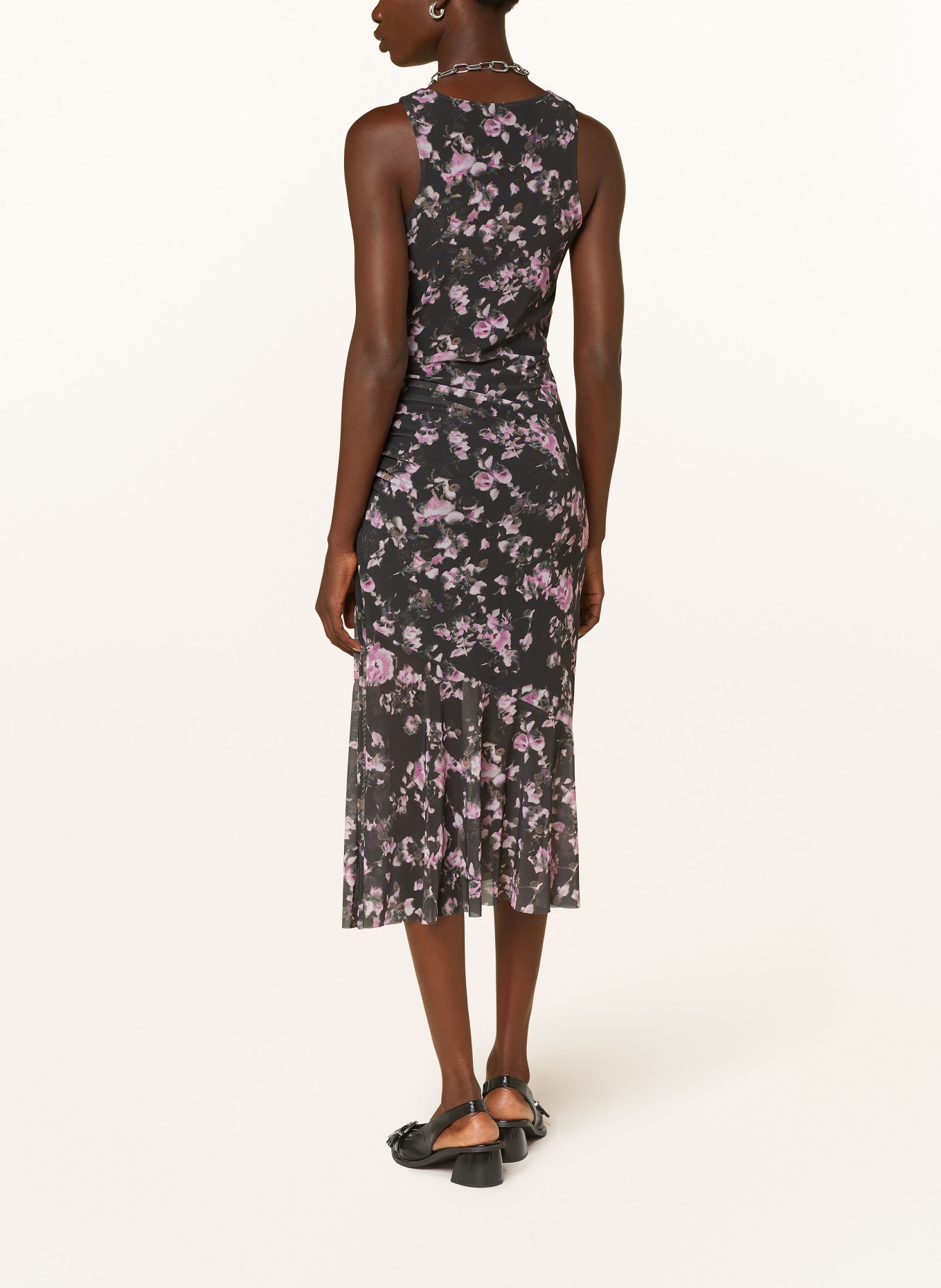 GANNI Šaty ze síťoviny: TMAVĚ ŠEDÁ / RŮŽOVÁ / TMAVĚ ZELENÁ