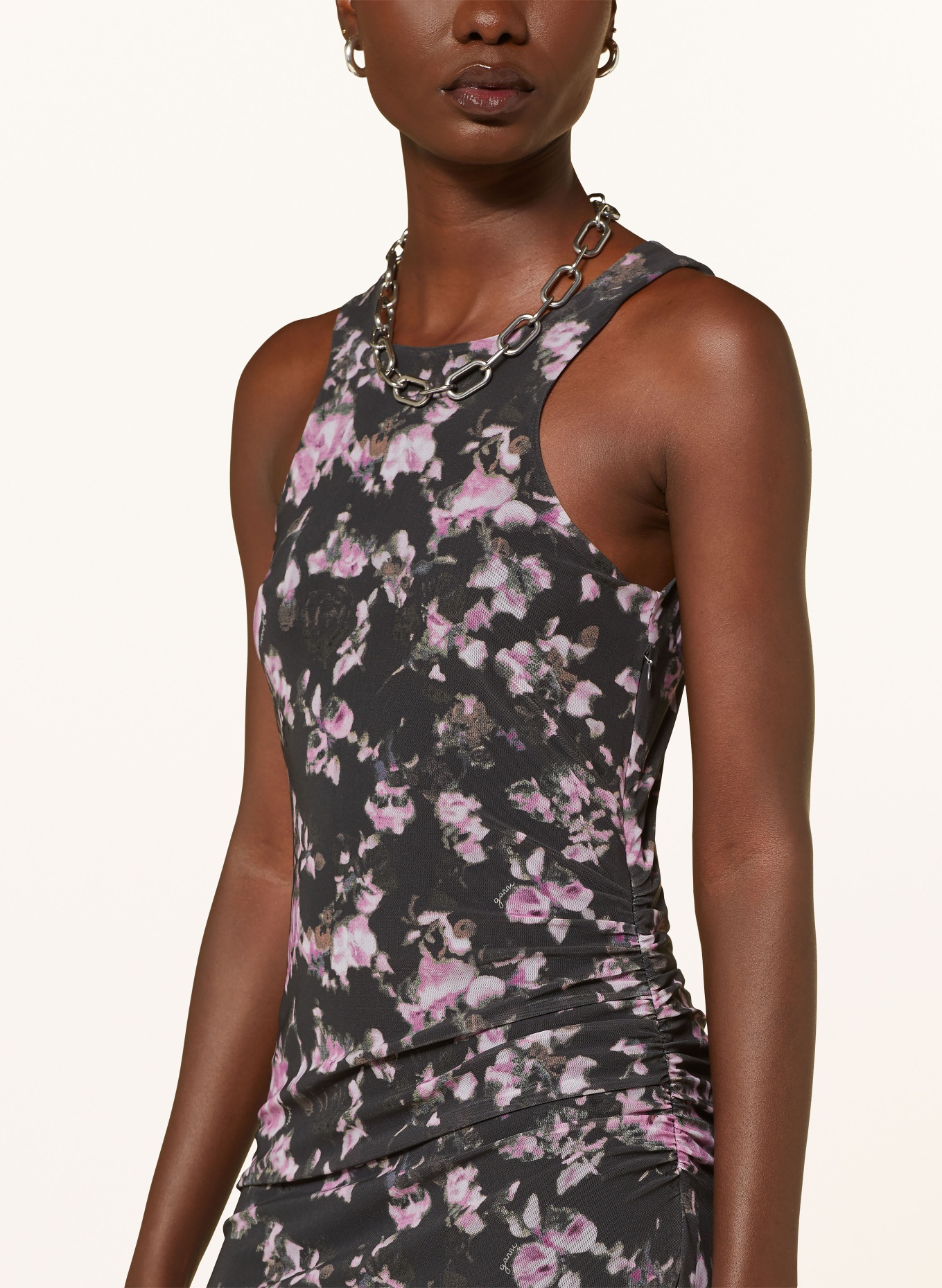 GANNI Šaty ze síťoviny: TMAVĚ ŠEDÁ / RŮŽOVÁ / TMAVĚ ZELENÁ