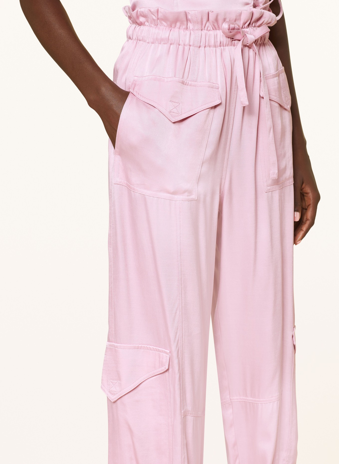 GANNI Cargohose aus Satin, Farbe: ROSA (Bild 5)