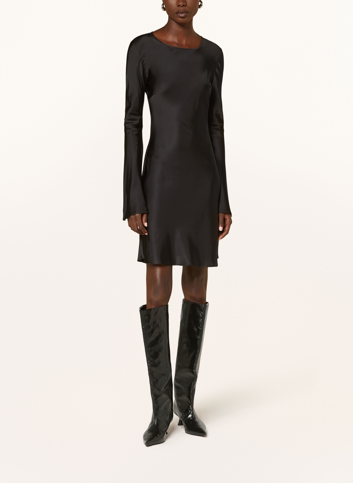 GANNI Saténové šaty: ČERNÁ