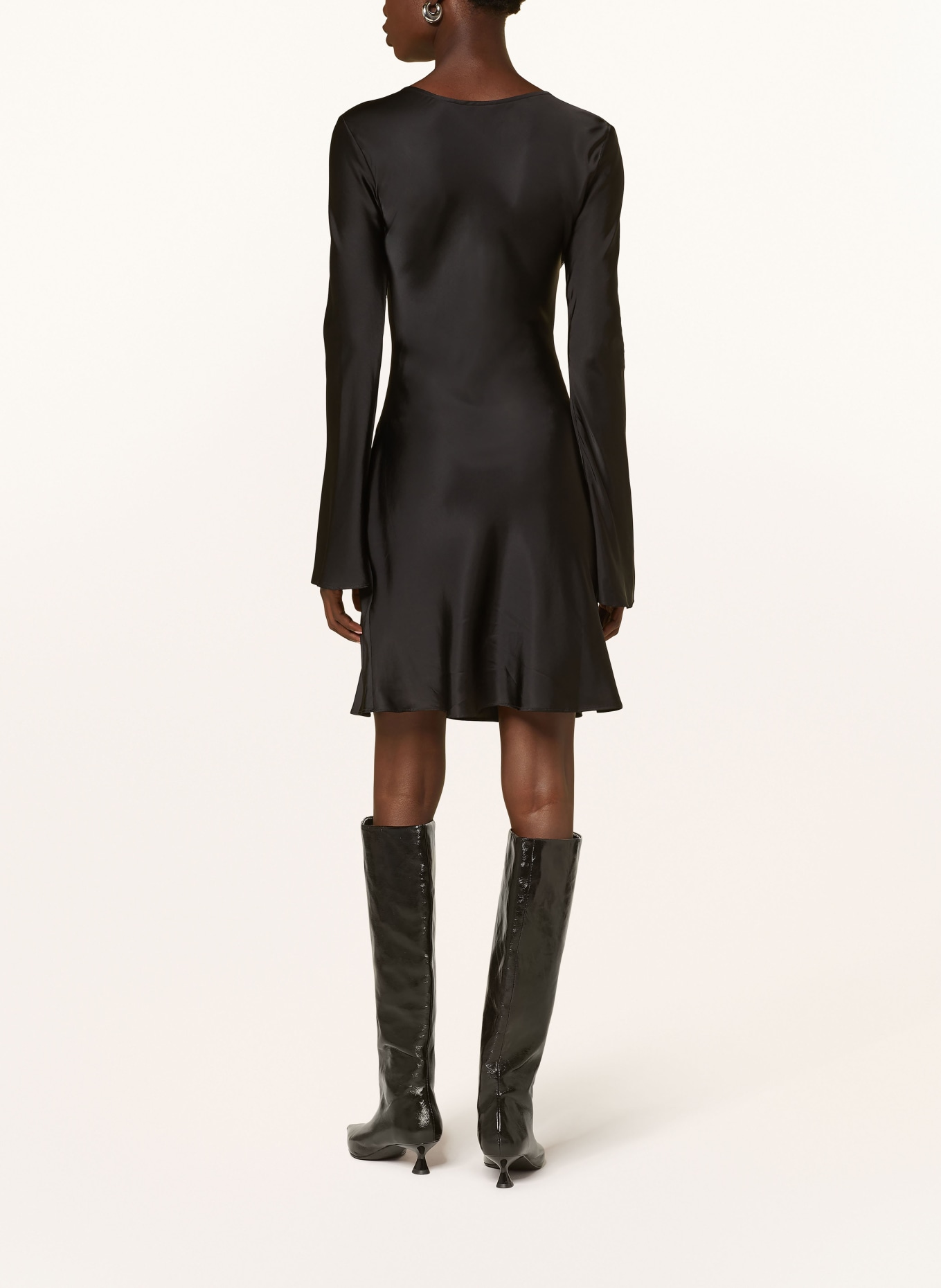 GANNI Saténové šaty: ČERNÁ