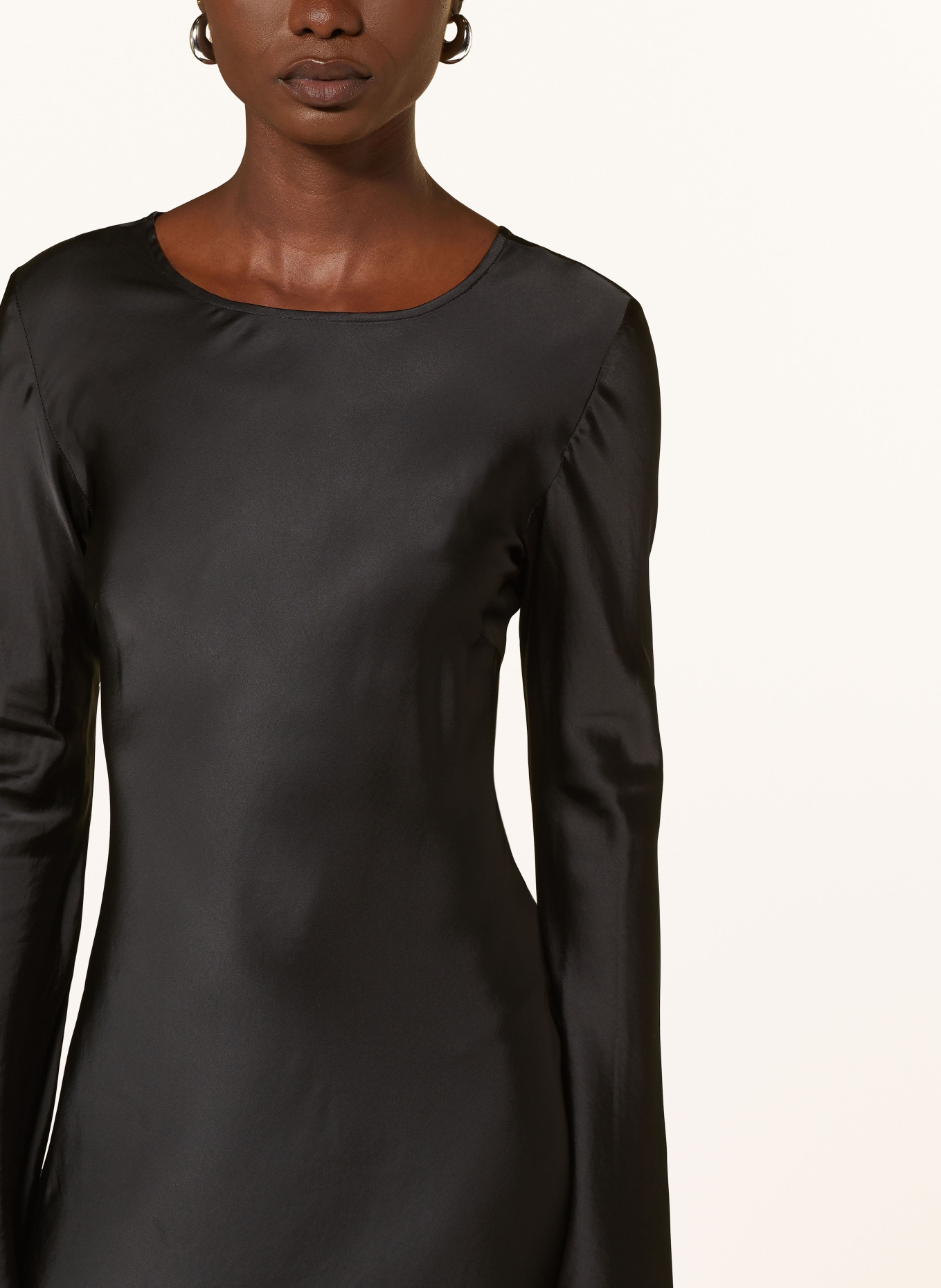 GANNI Saténové šaty: ČERNÁ