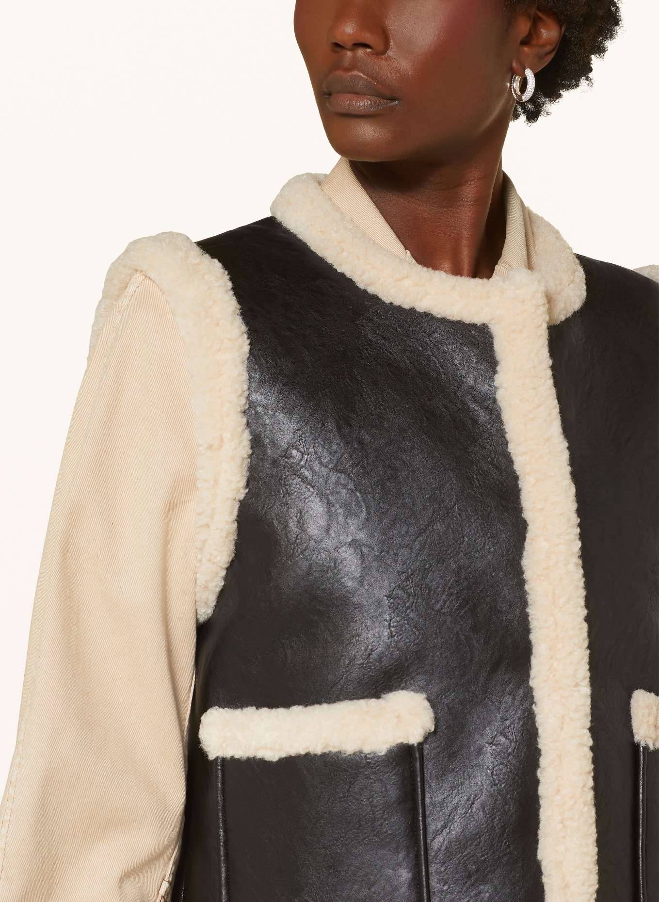 BAUM UND PFERDGARTEN Weste BELLIS in Lederoptik: SCHWARZ / CREME