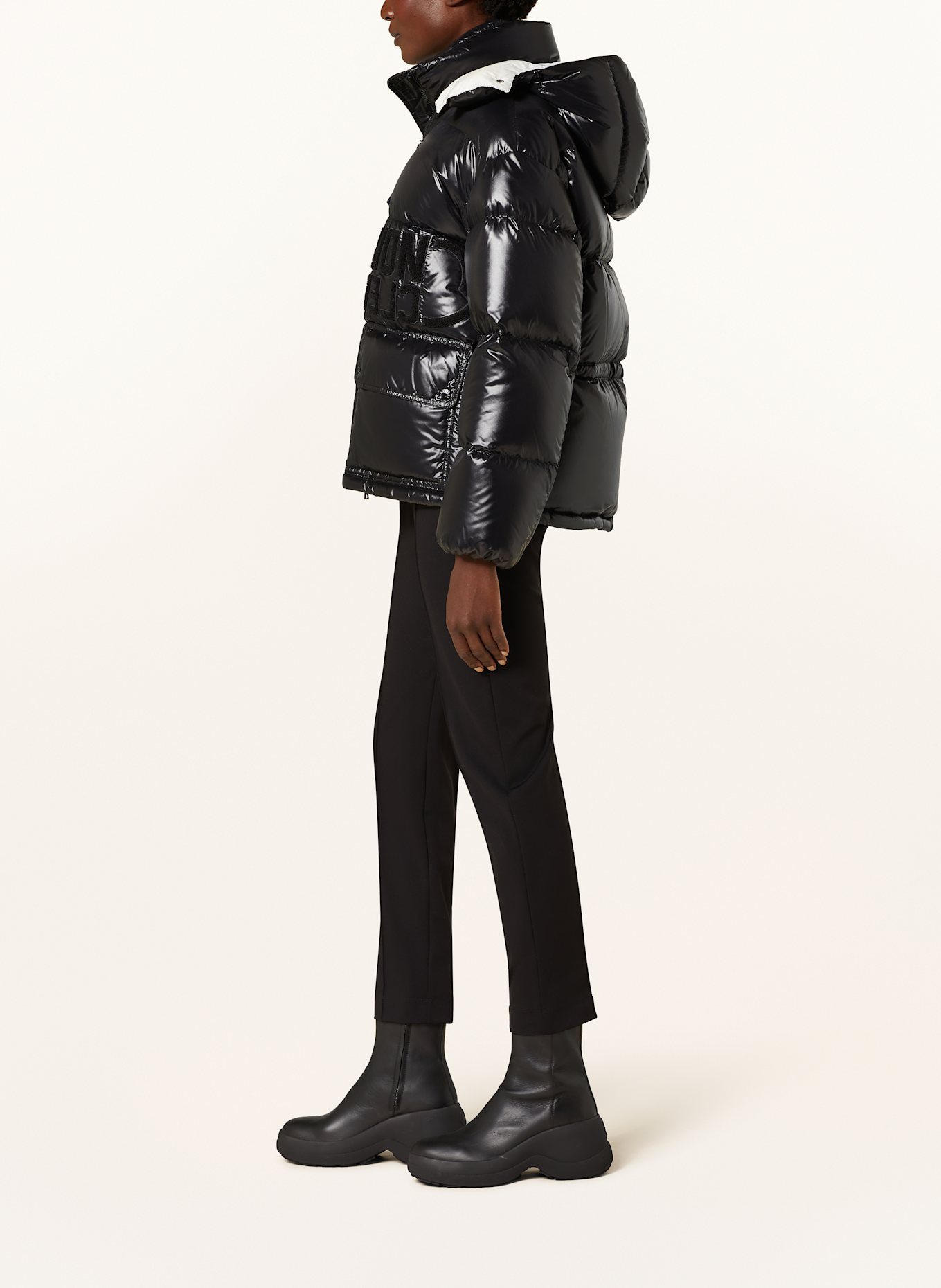 MONCLER Péřová bunda ABBAYE s odnímatelnou kapucí: ČERNÁ