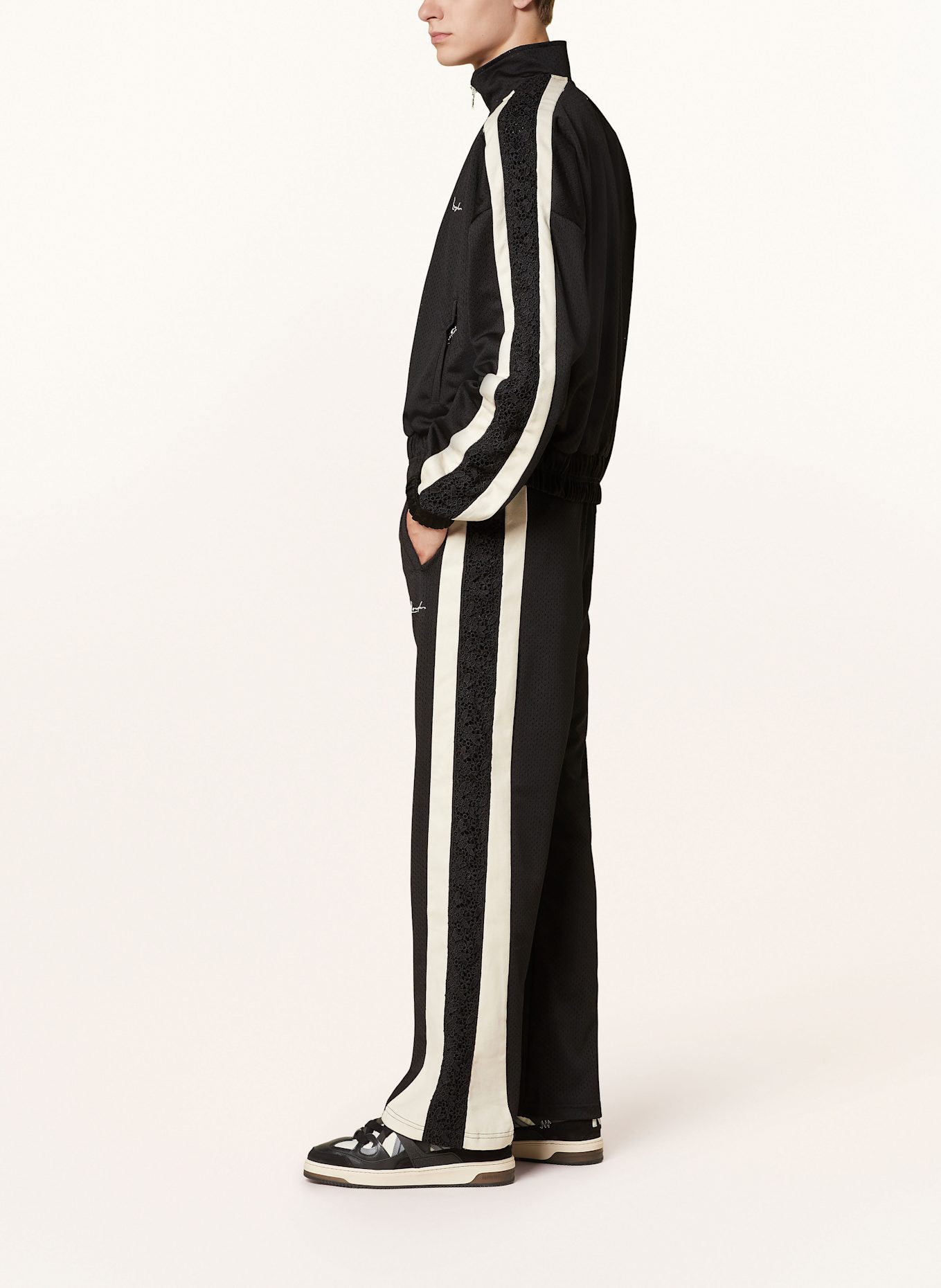 rough. Track Pants CREST mit Galonstreifen und Spitze, Farbe: SCHWARZ (Bild 4)