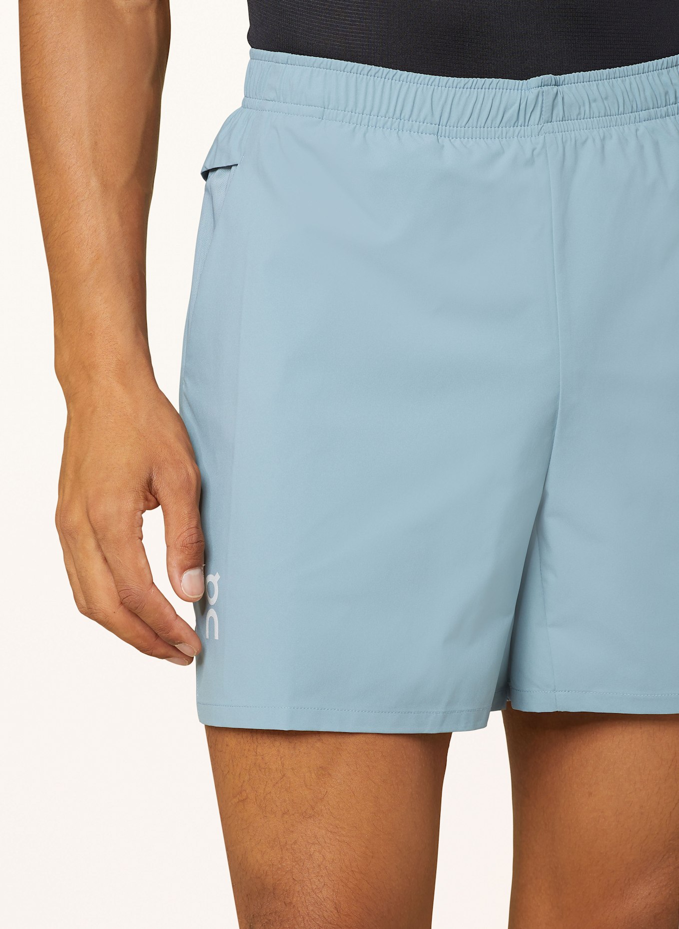 On 2-in1-Laufshorts ESSENTIAL, Farbe: BLAUGRAU (Bild 6)