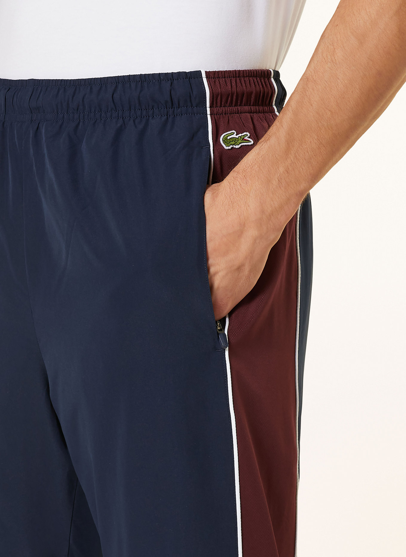 LACOSTE Spodnie dresowe regular fit, Kolor: GRANATOWY/ CIEMNOCZERWONY (Obrazek 5)