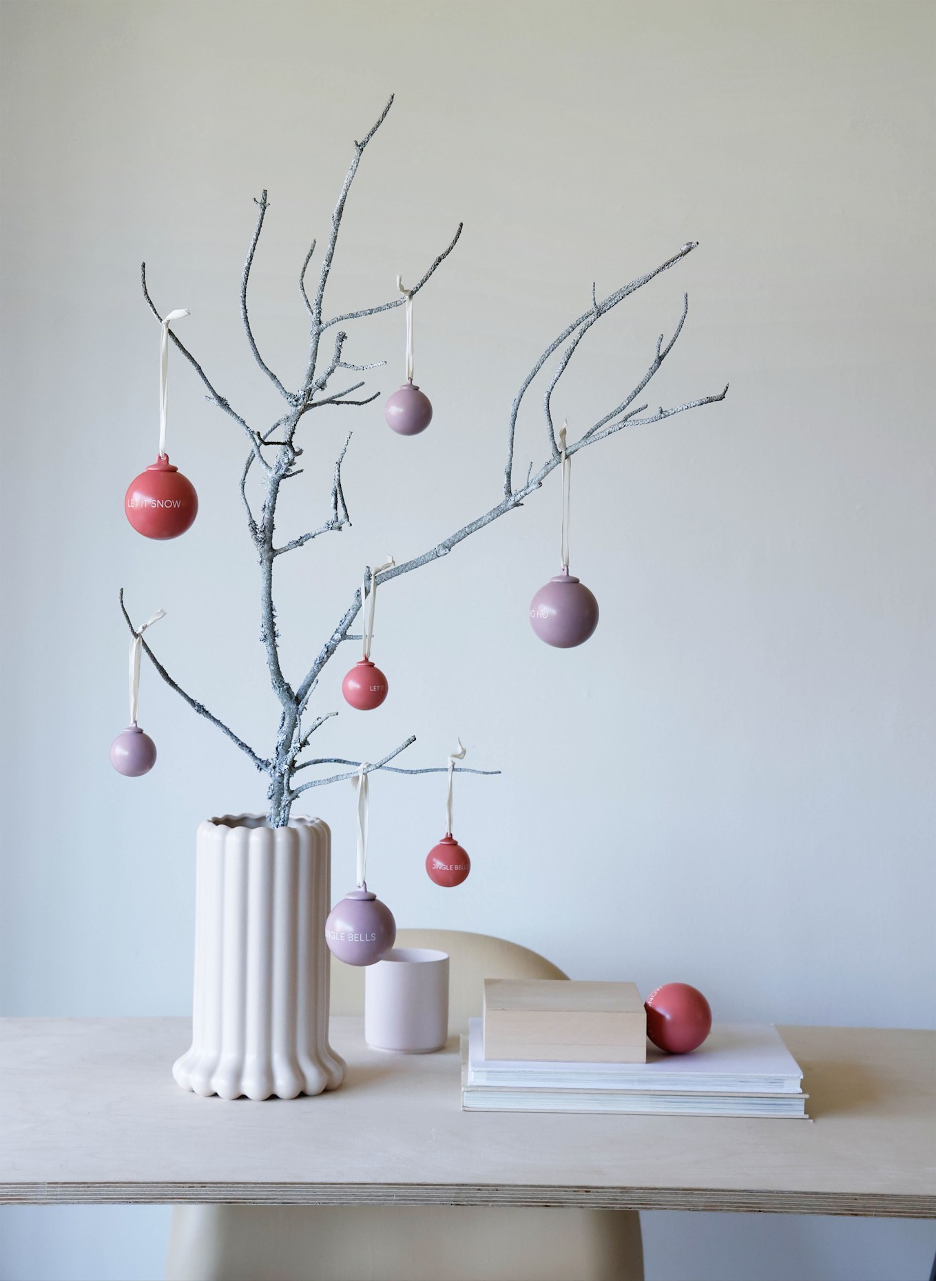 DESIGN LETTERS Bombki choinkowe XMAS STORIES, 4 szt.: JASNOFIOLETOWY / RÓŻOWY