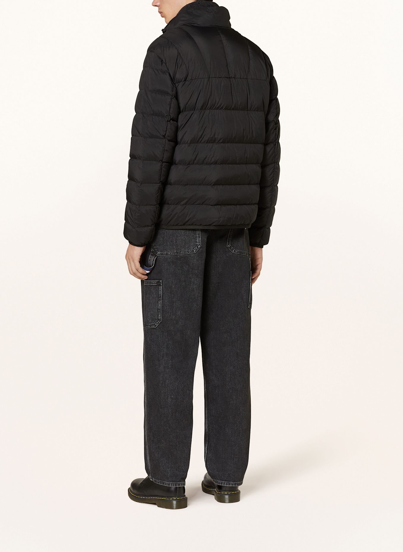 TOMMY JEANS Lehká péřová bunda: ČERNÁ
