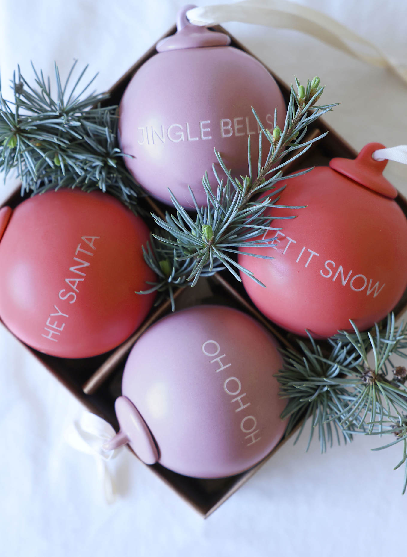 DESIGN LETTERS Bombki choinkowe XMAS STORIES, 4 szt.: JASNOCZERWONY/ JASNOFIOLETOWY