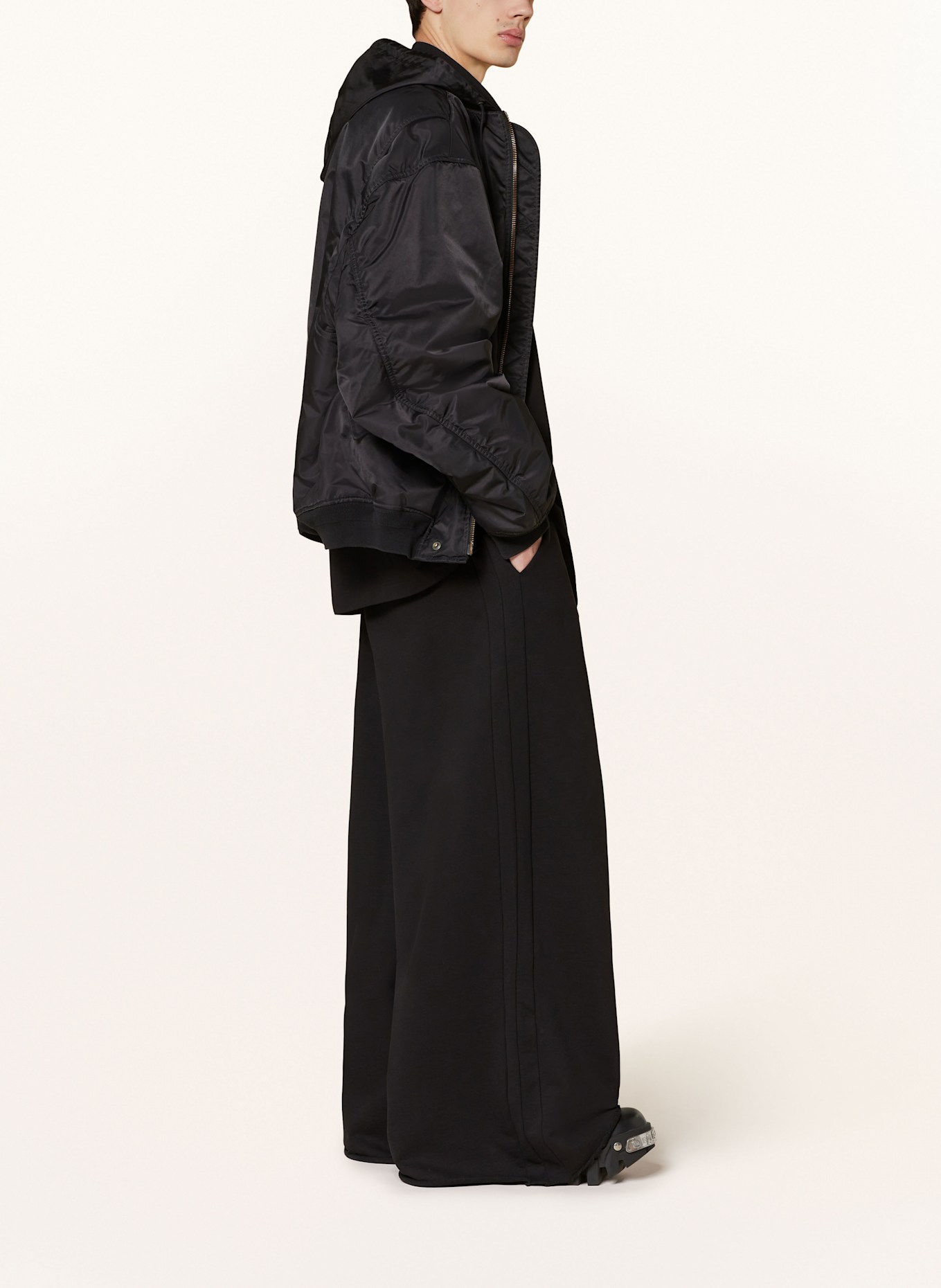 VETEMENTS Sweatpants: BLACK