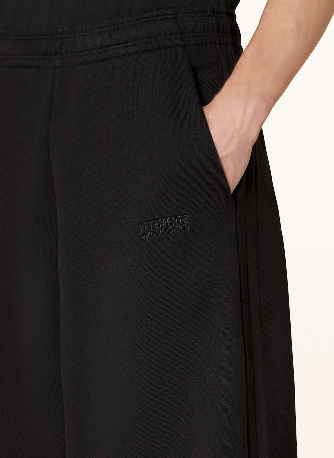 VETEMENTS Sweatpants: BLACK