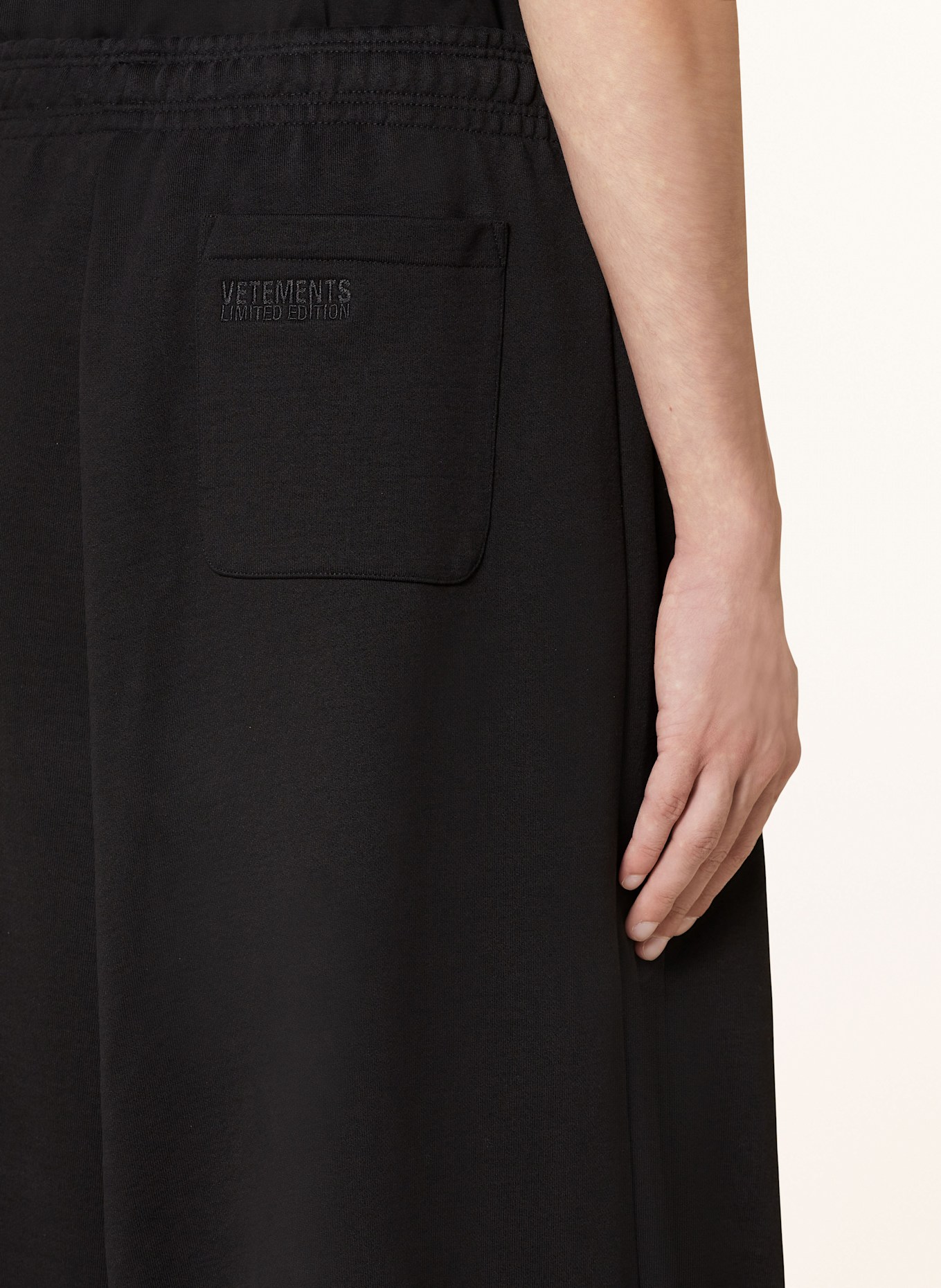 VETEMENTS Sweatpants: BLACK