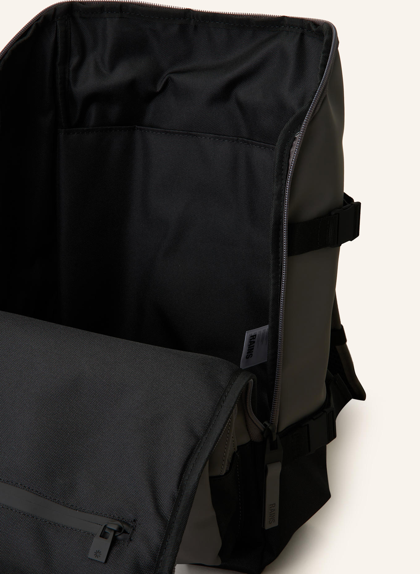 RAINS Rucksack TRAIL CARGO 14 l mit Laptop-Fach: GRAU