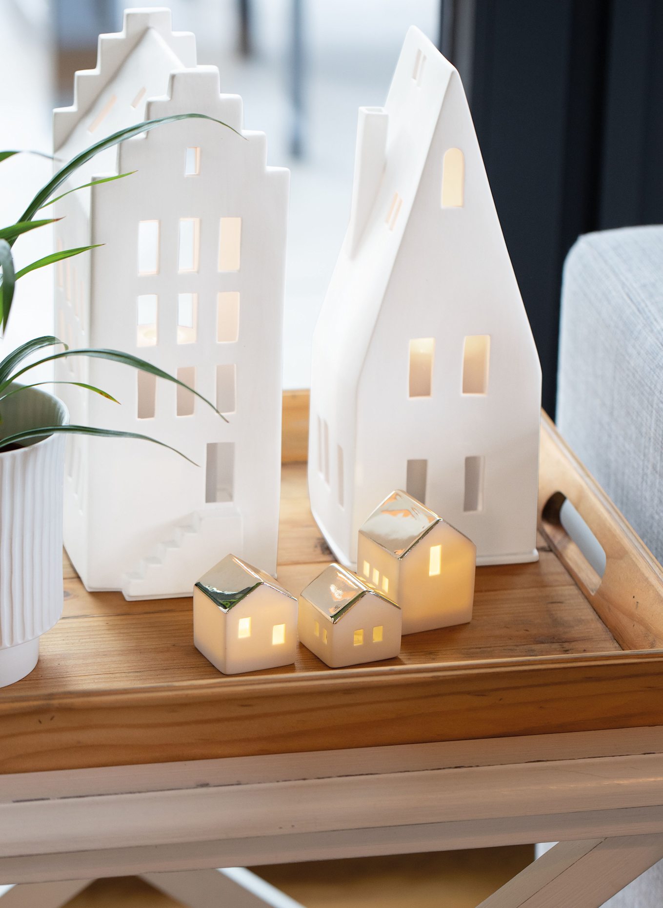 RÄDER Dekofigur LICHTHAUS SPITZDACH LARGE mit Teelichthalter: WEISS