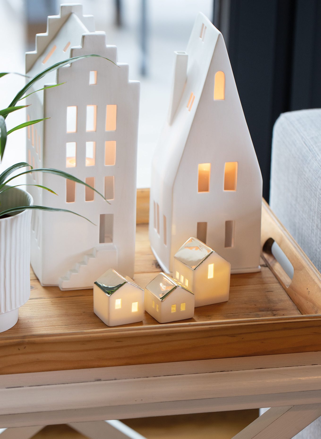 RÄDER Dekofigur LICHTHAUS GIEBELDACH mit Teelichthalter: WEISS