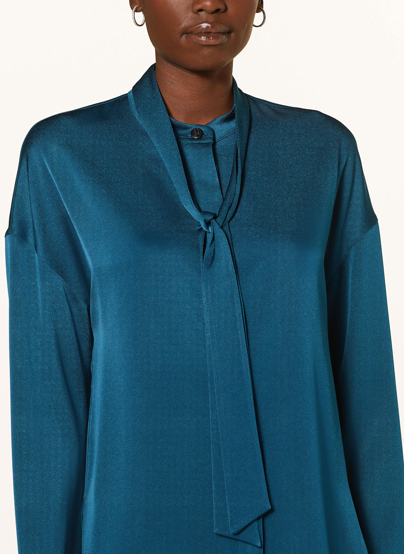 windsor. Schluppenbluse aus Satin: PETROL
