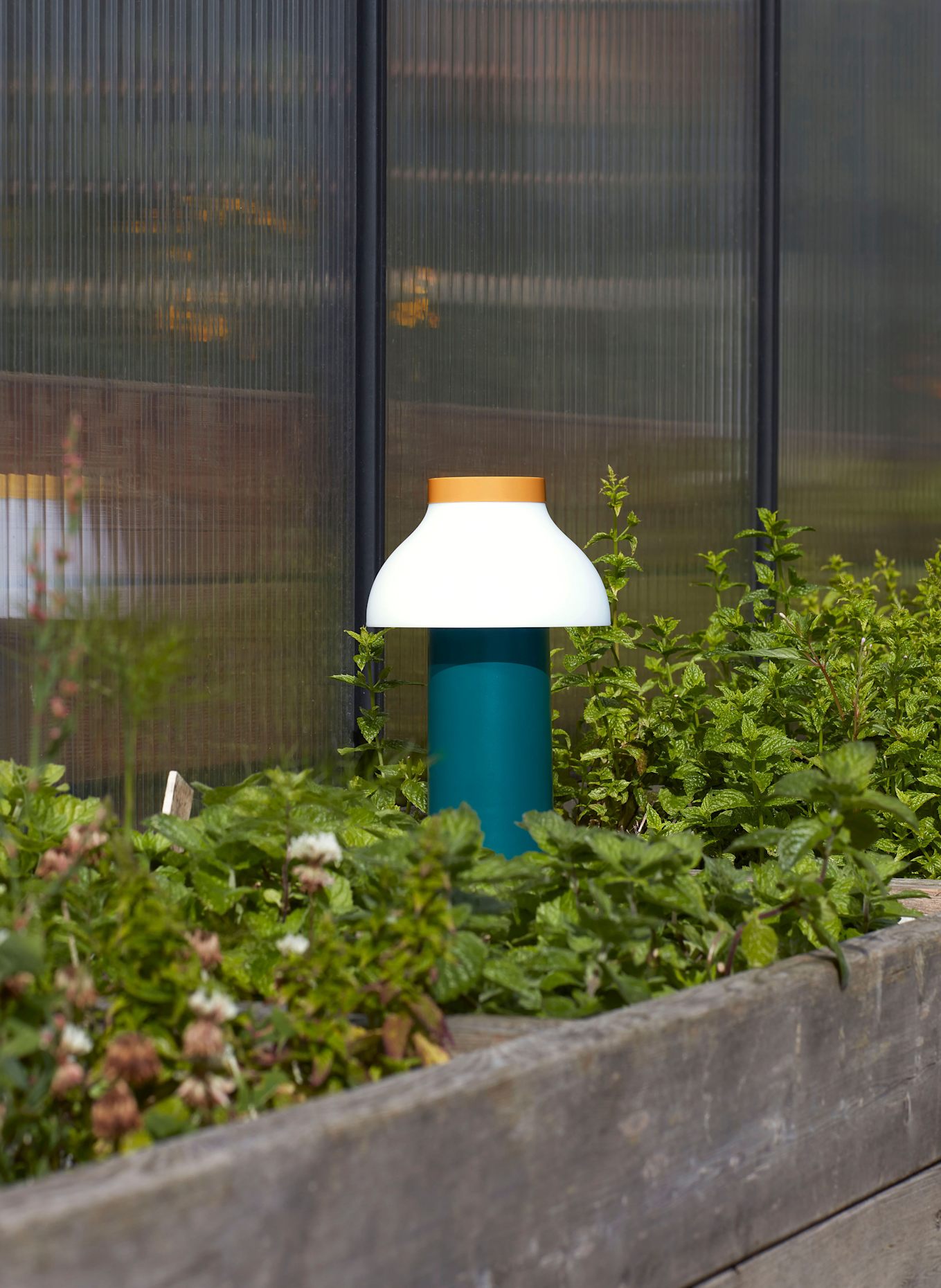 HAY Tischleuchte PC PORTABLE: PETROL / WEISS