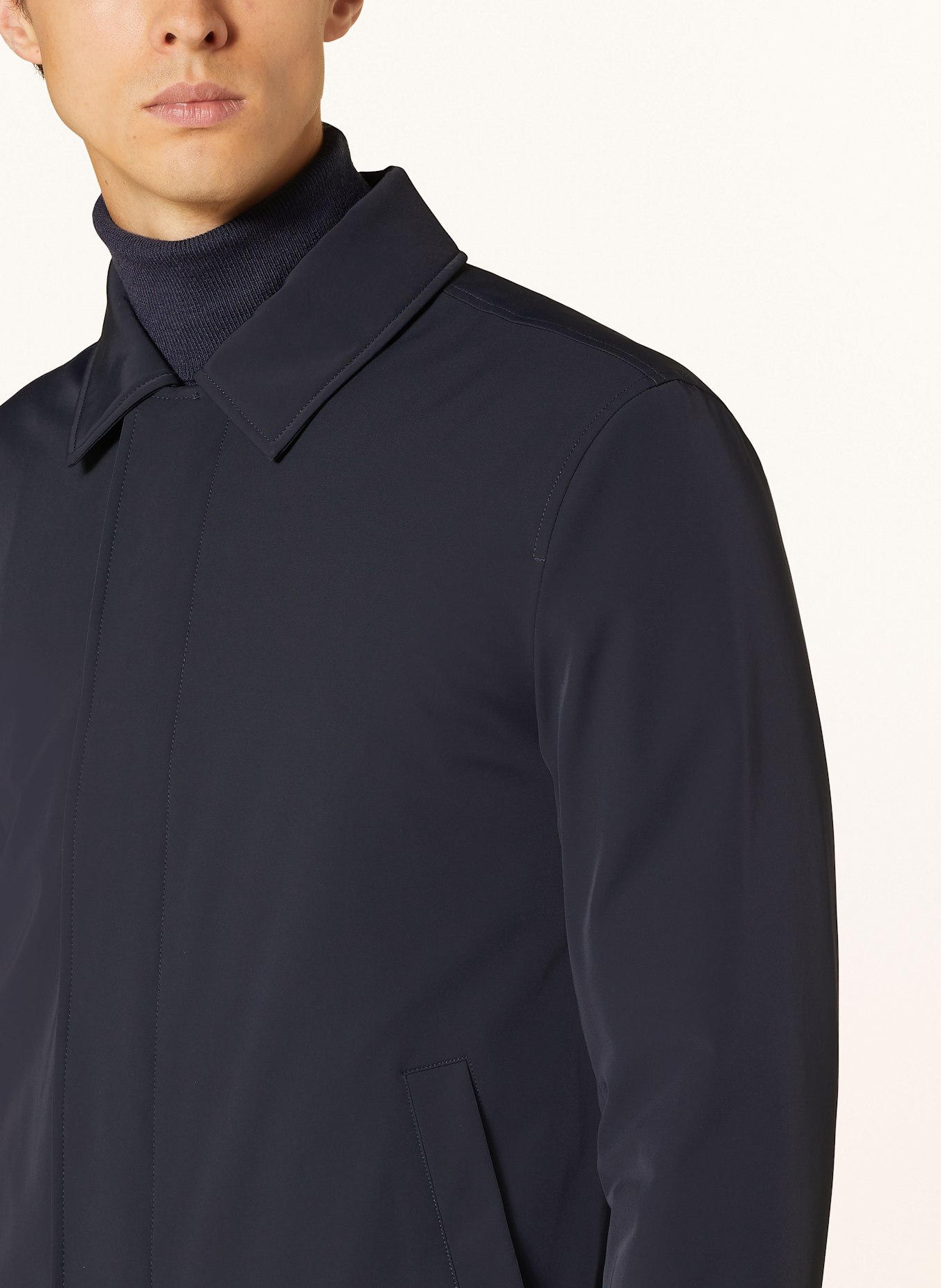 REISS Bunda COLOGNE: TMAVĚ MODRÁ