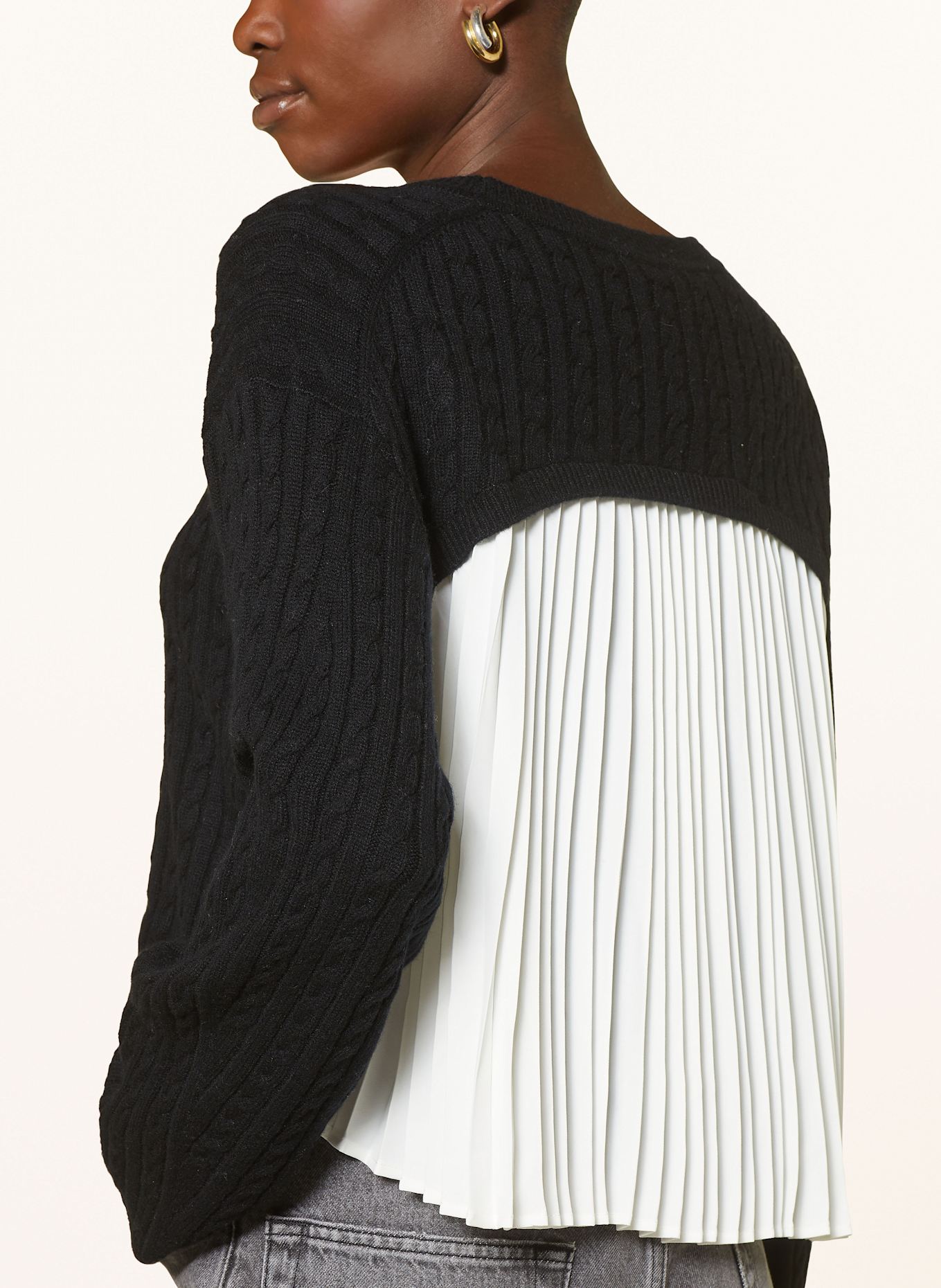 SANDRO Pullover im Materialmix mit Plissee in schwarz weiss