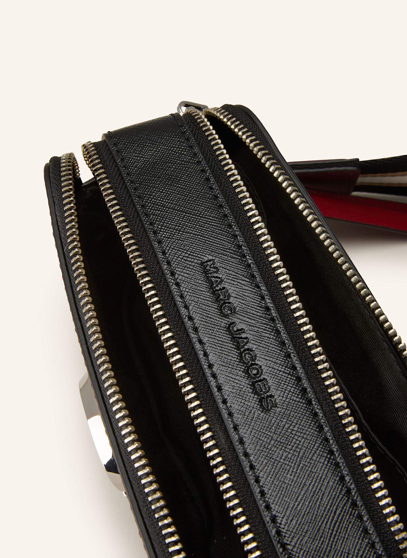 MARC JACOBS Saffiano-Umhängetasche SNAPSHOT: DUNKELROT/ DUNKELBLAU