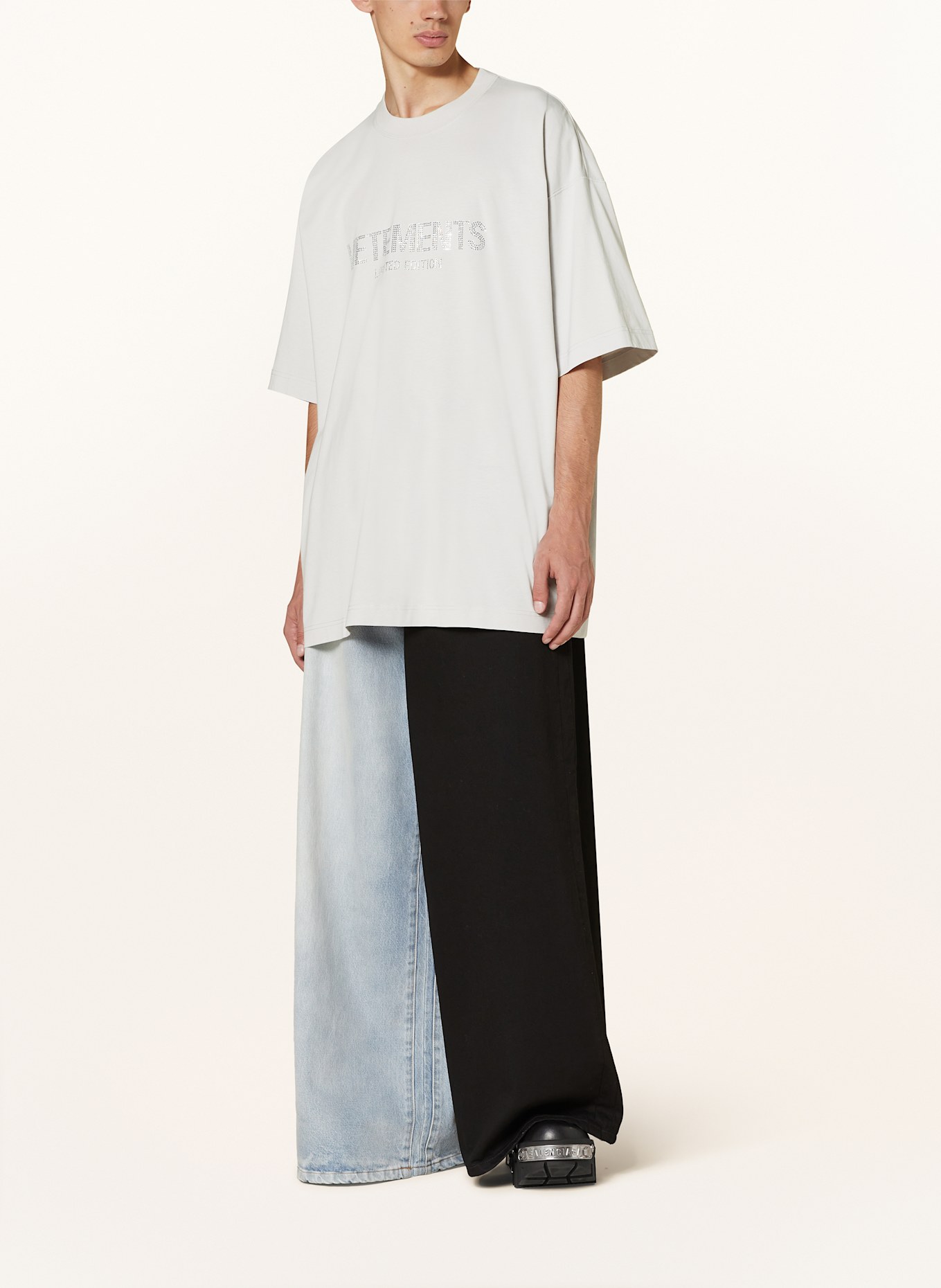 VETEMENTS Oversize-Shirt mit Schmucksteinen: HELLGRAU