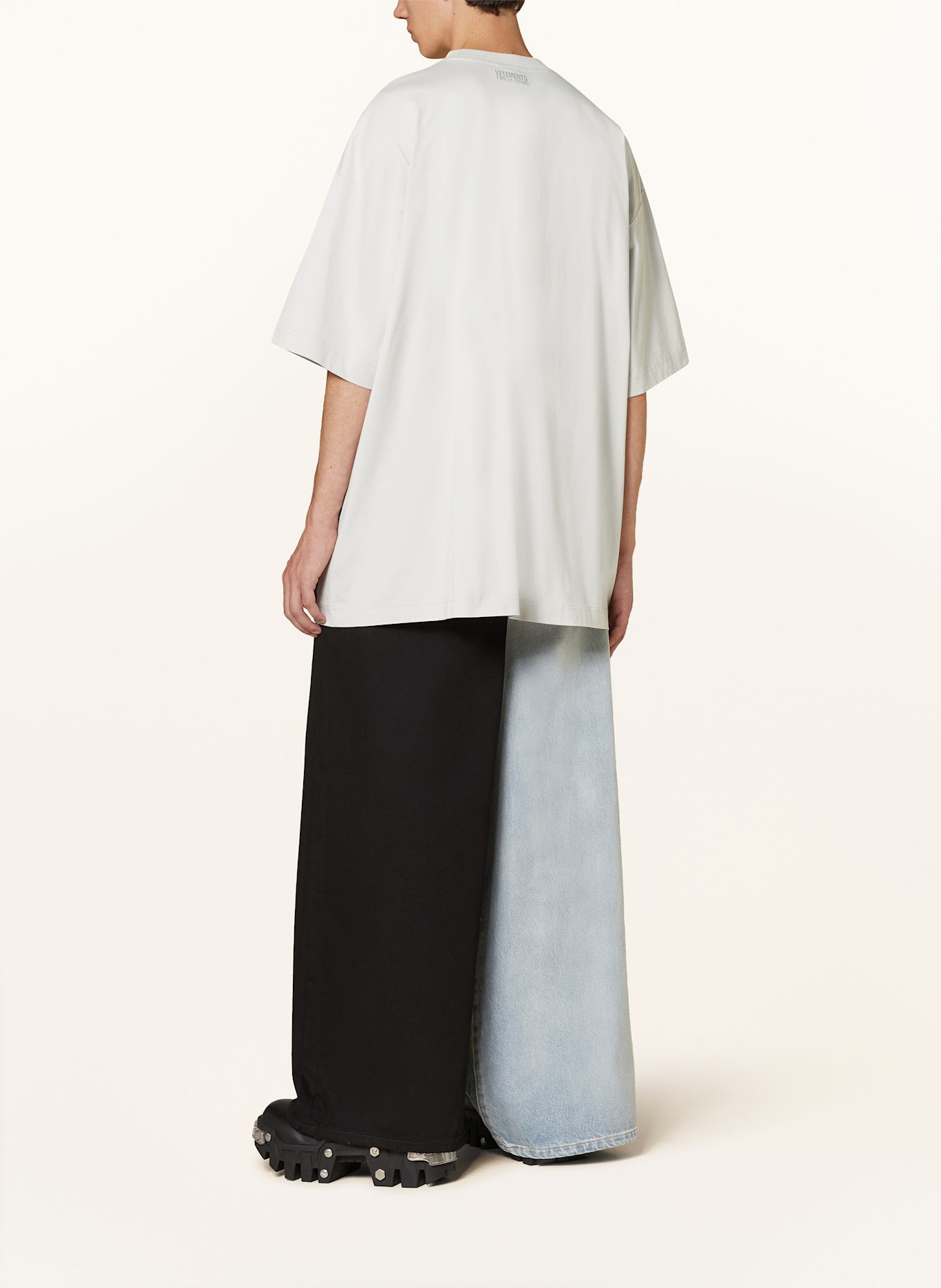 VETEMENTS Oversize-Shirt mit Schmucksteinen: HELLGRAU
