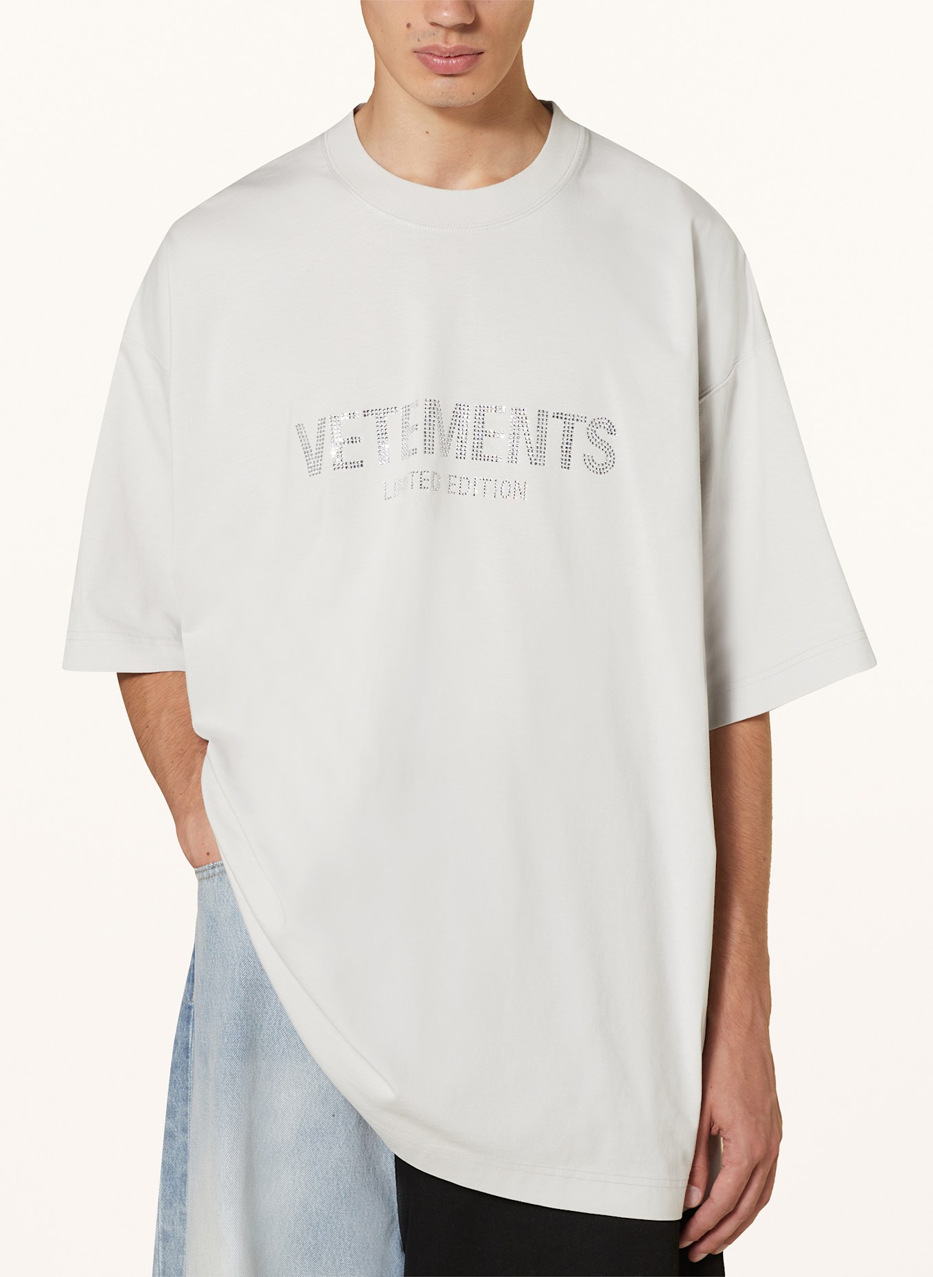 VETEMENTS Oversize-Shirt mit Schmucksteinen: HELLGRAU