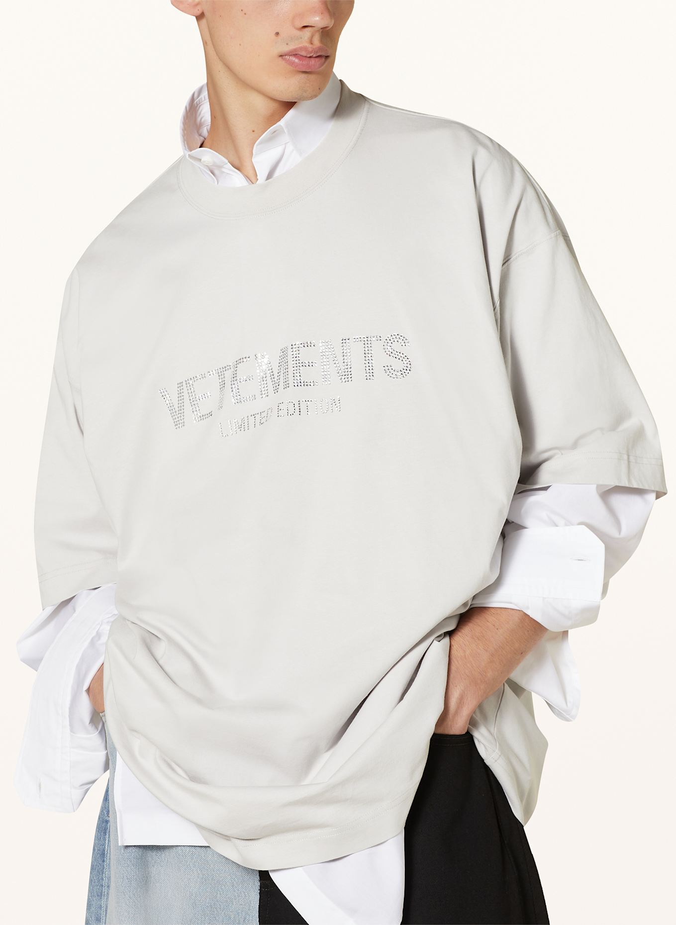 VETEMENTS Oversize-Shirt mit Schmucksteinen: HELLGRAU