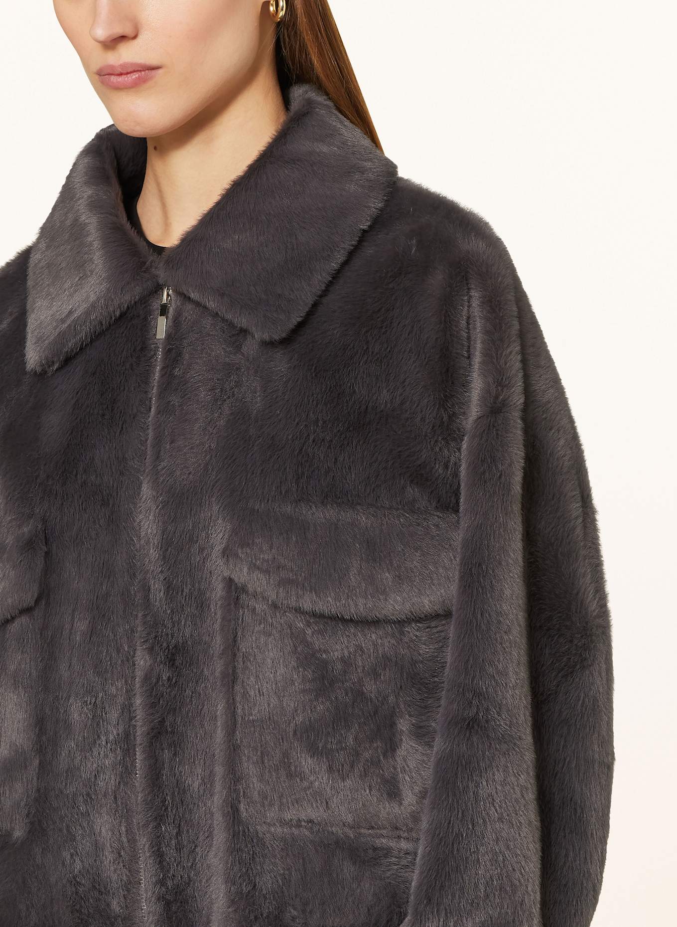 MRS & HUGS Bunda z umělé kožešiny: TMAVĚ ŠEDÁ