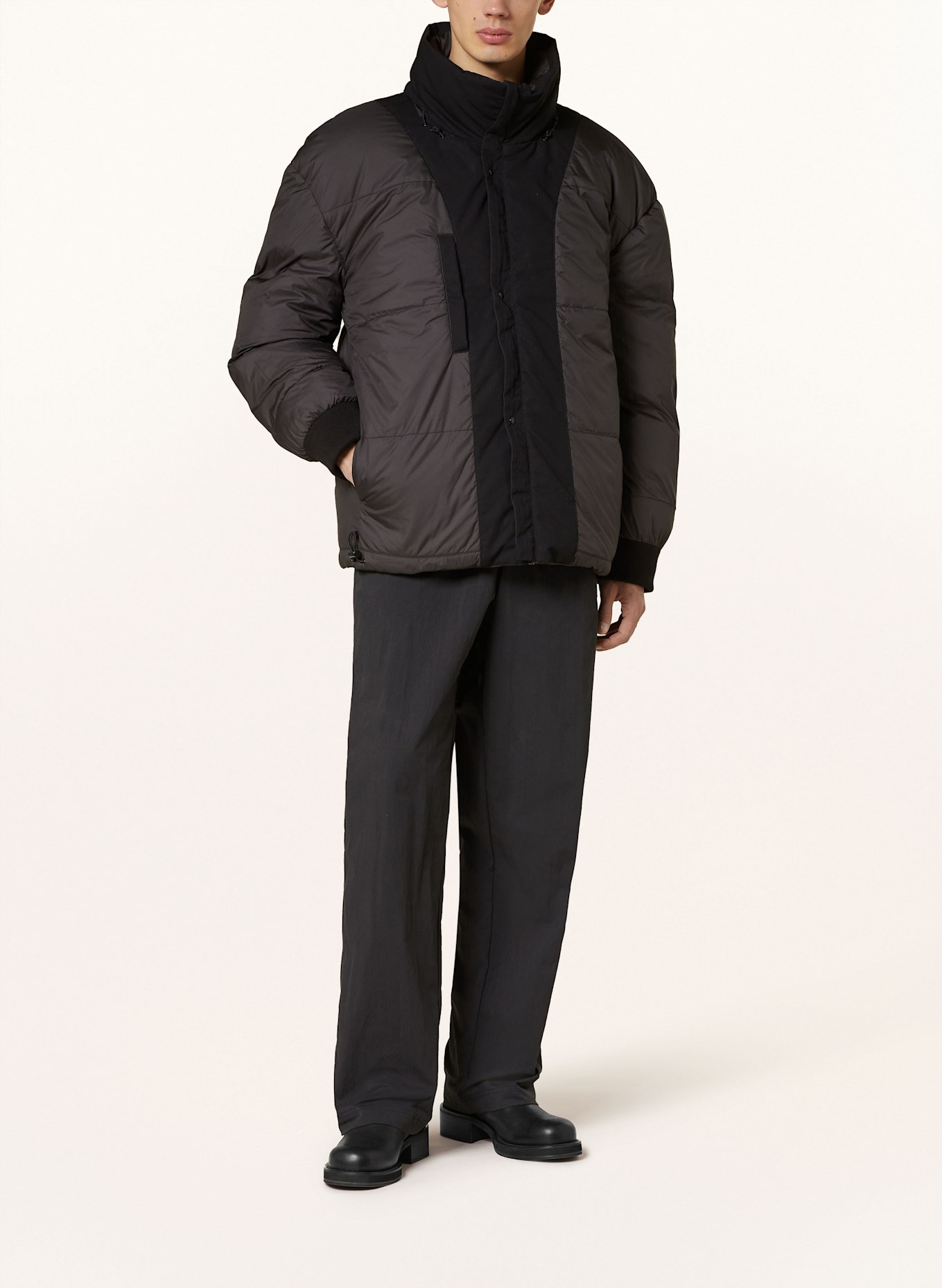 032c Daunenjacke CONCEALED: SCHWARZ