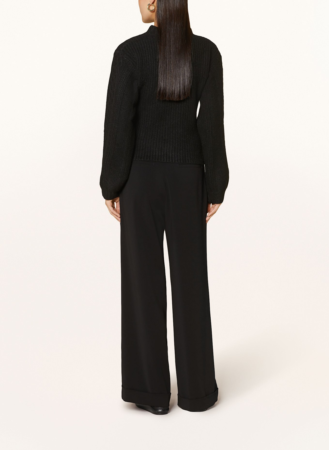 NEO NOIR Svetr s průstřihem: ČERNÁ