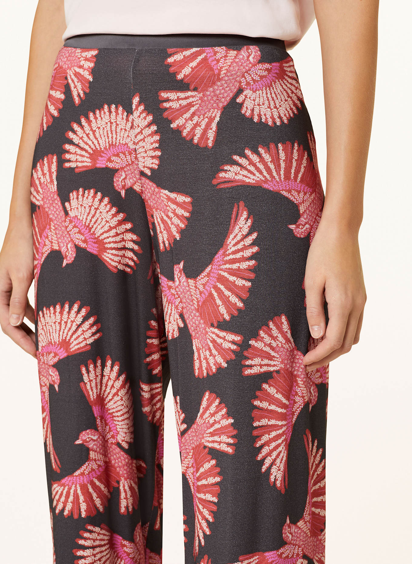 mey Pyžamové kalhoty série FLYING BIRD: TMAVĚ ŠEDÁ / TMAVĚ ČERVENÁ / BÍLÁ